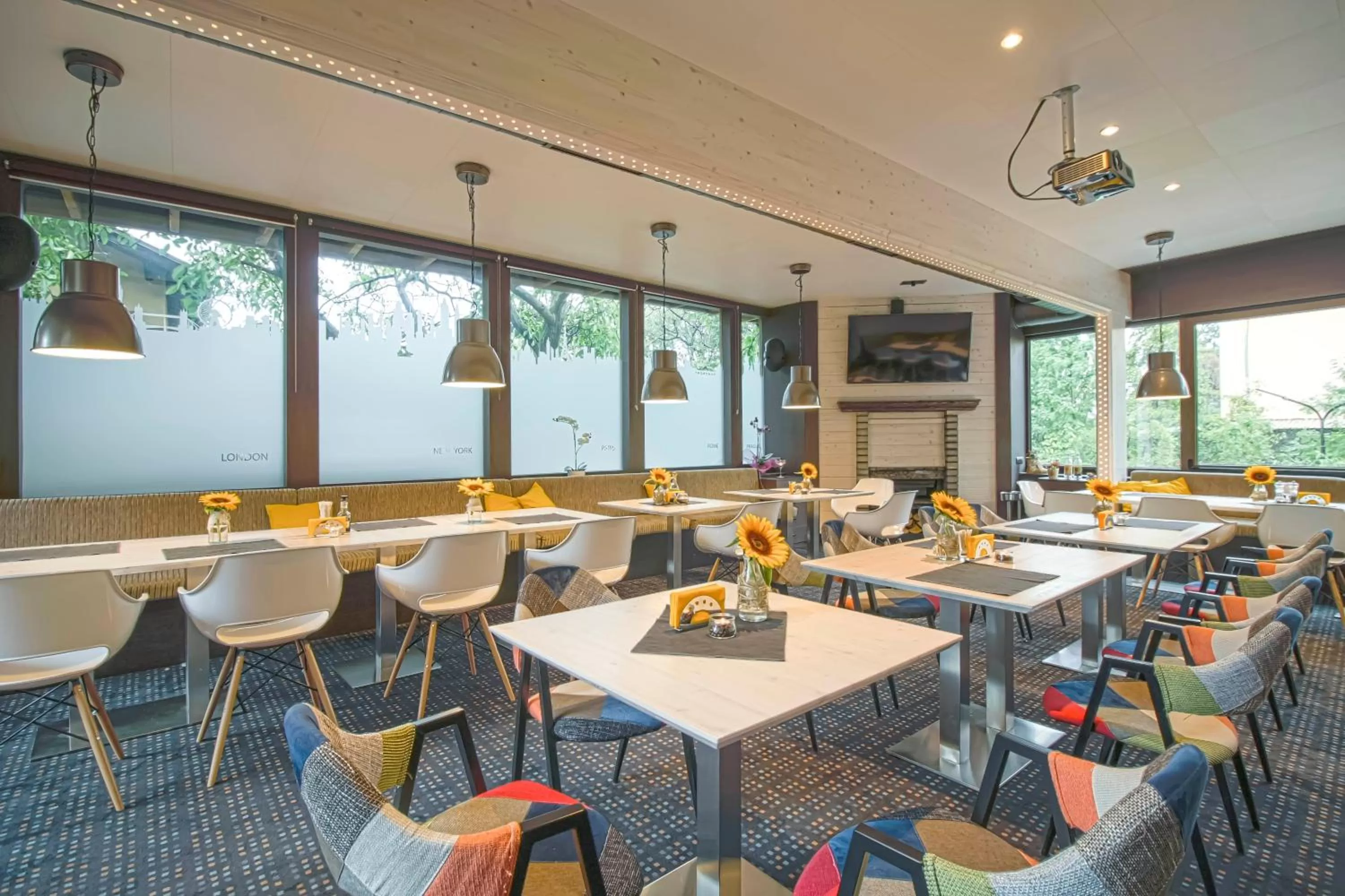 Restaurant/places to eat in Edi Hotel