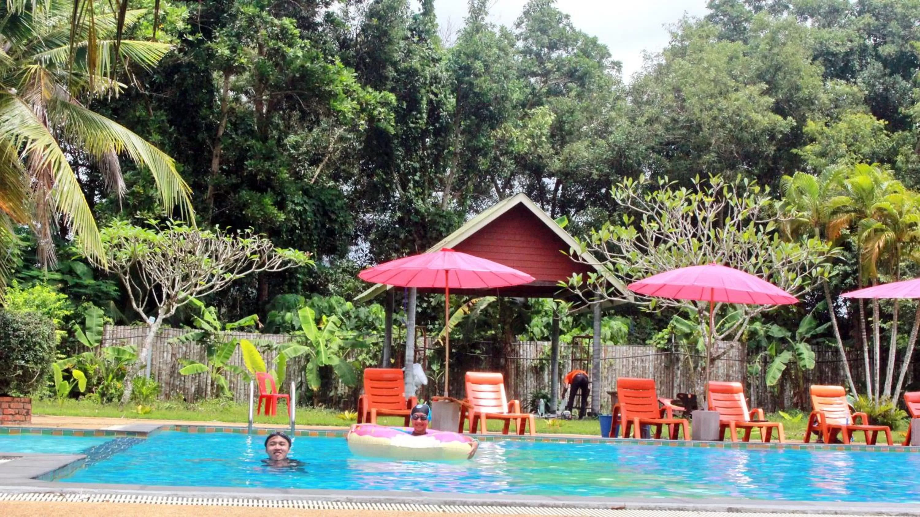 Swimming pool in Doo Dee Boutique Resort by Swiss Chalet