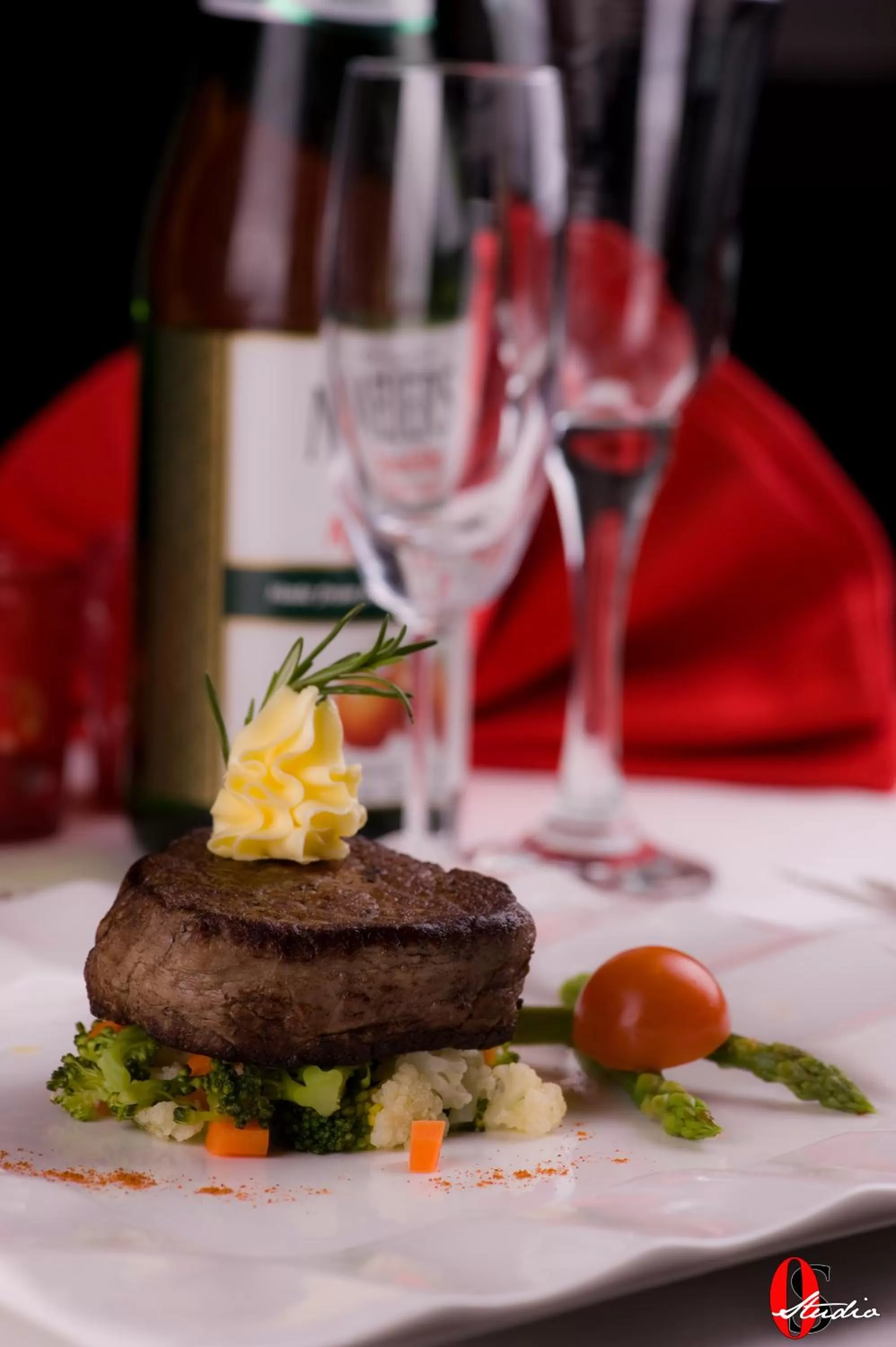 Restaurant/places to eat in The Convention Center & Royal Suites Hotel