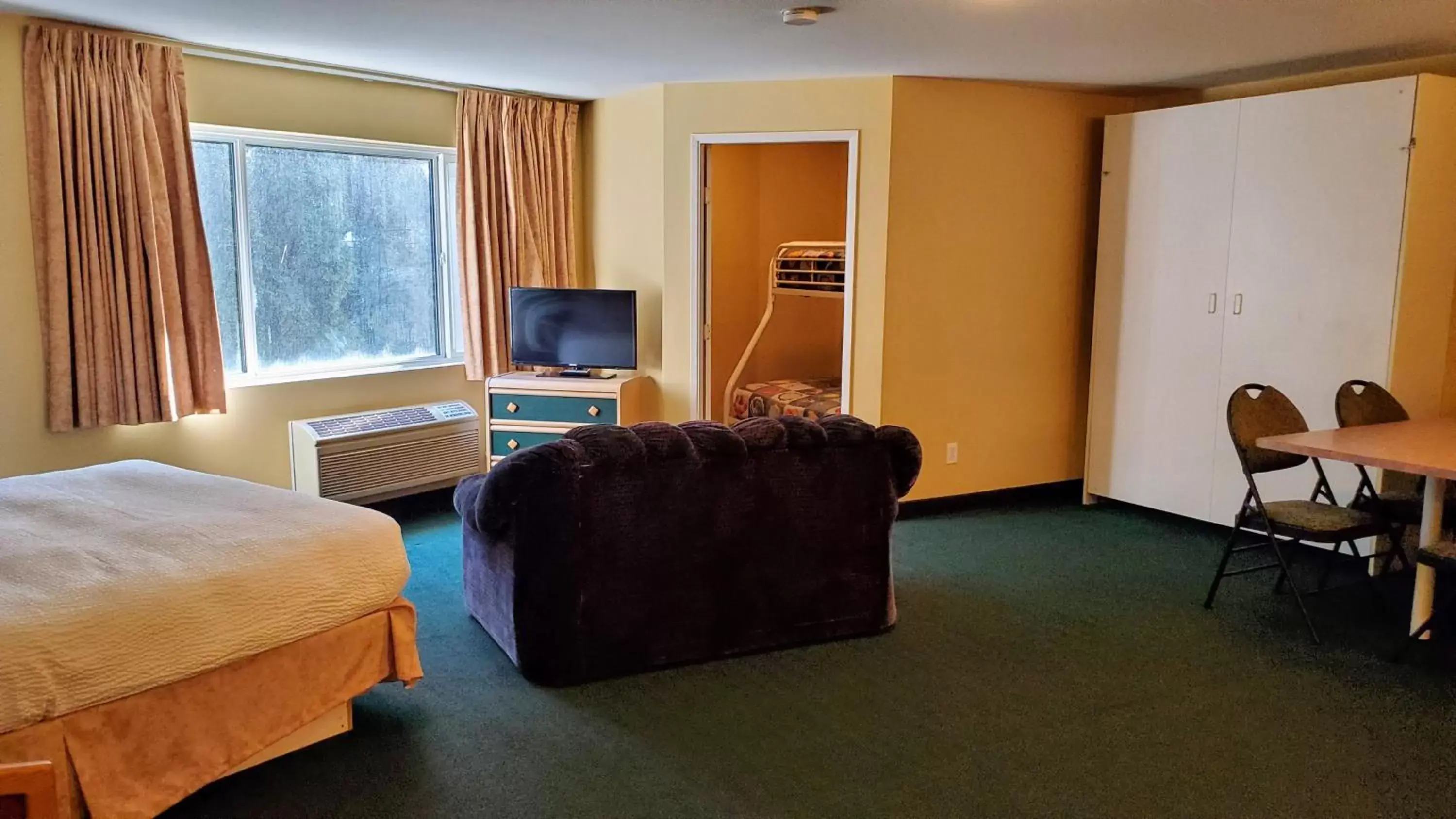 Photo of the whole room, TV/Entertainment Center in Days Inn by Wyndham Penticton Conference Centre