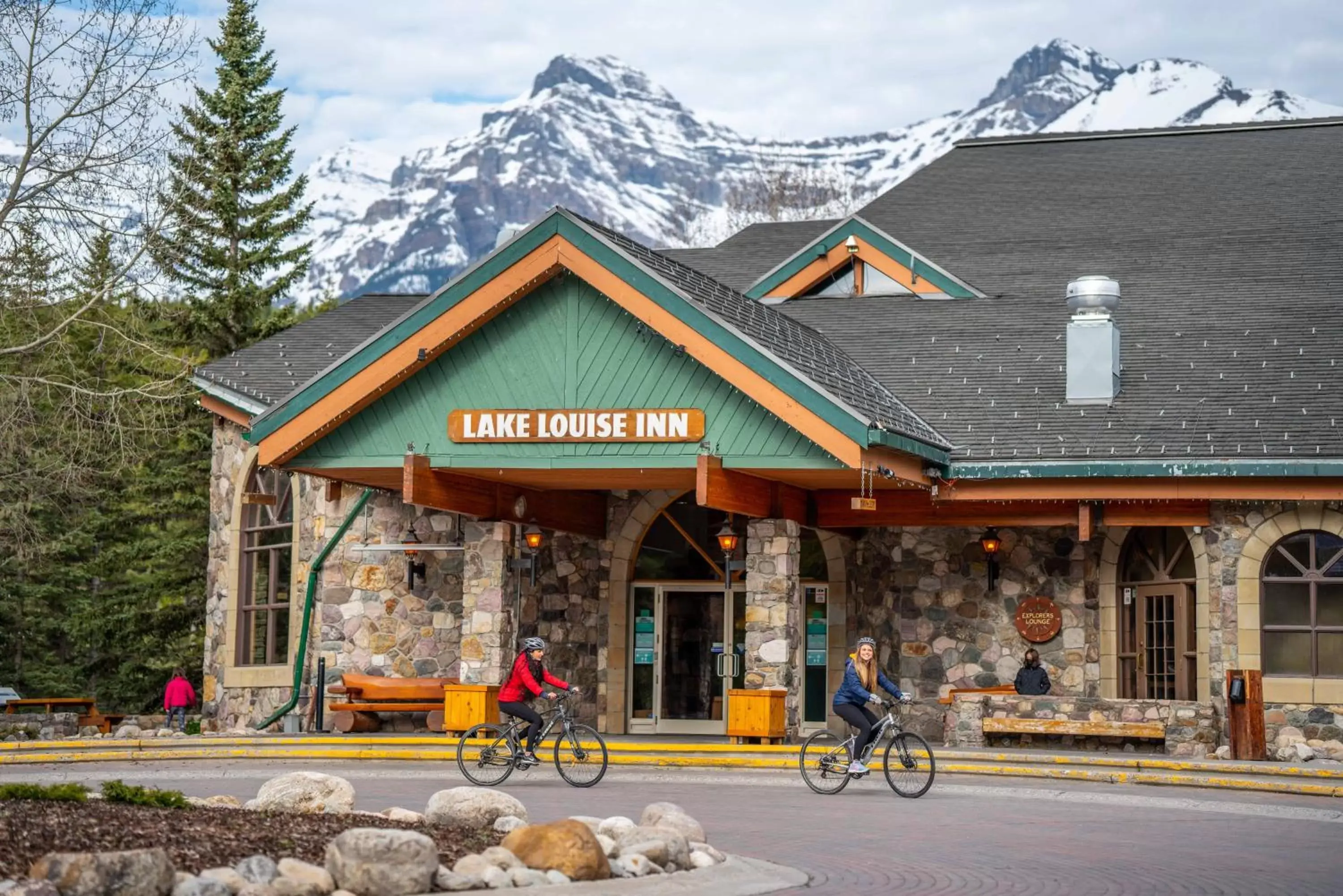 Lobby or reception, Property Building in Lake Louise Inn