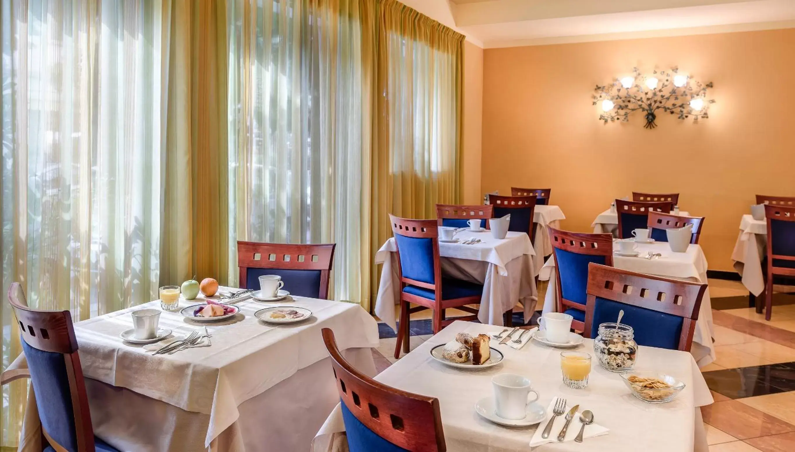 Continental breakfast, Restaurant/Places to Eat in Hotel Da Vinci