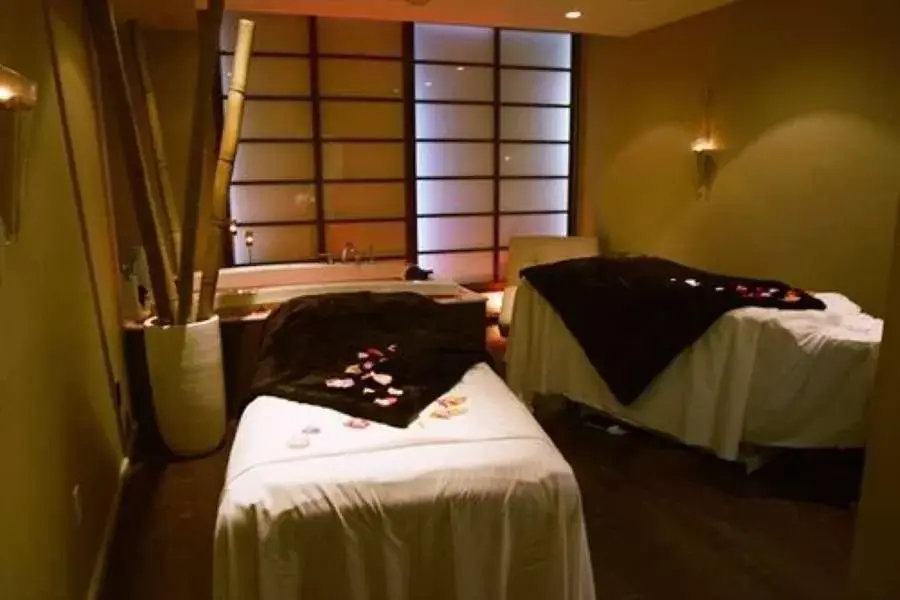 Massage, Bed in Executive Hotel Cosmopolitan Toronto