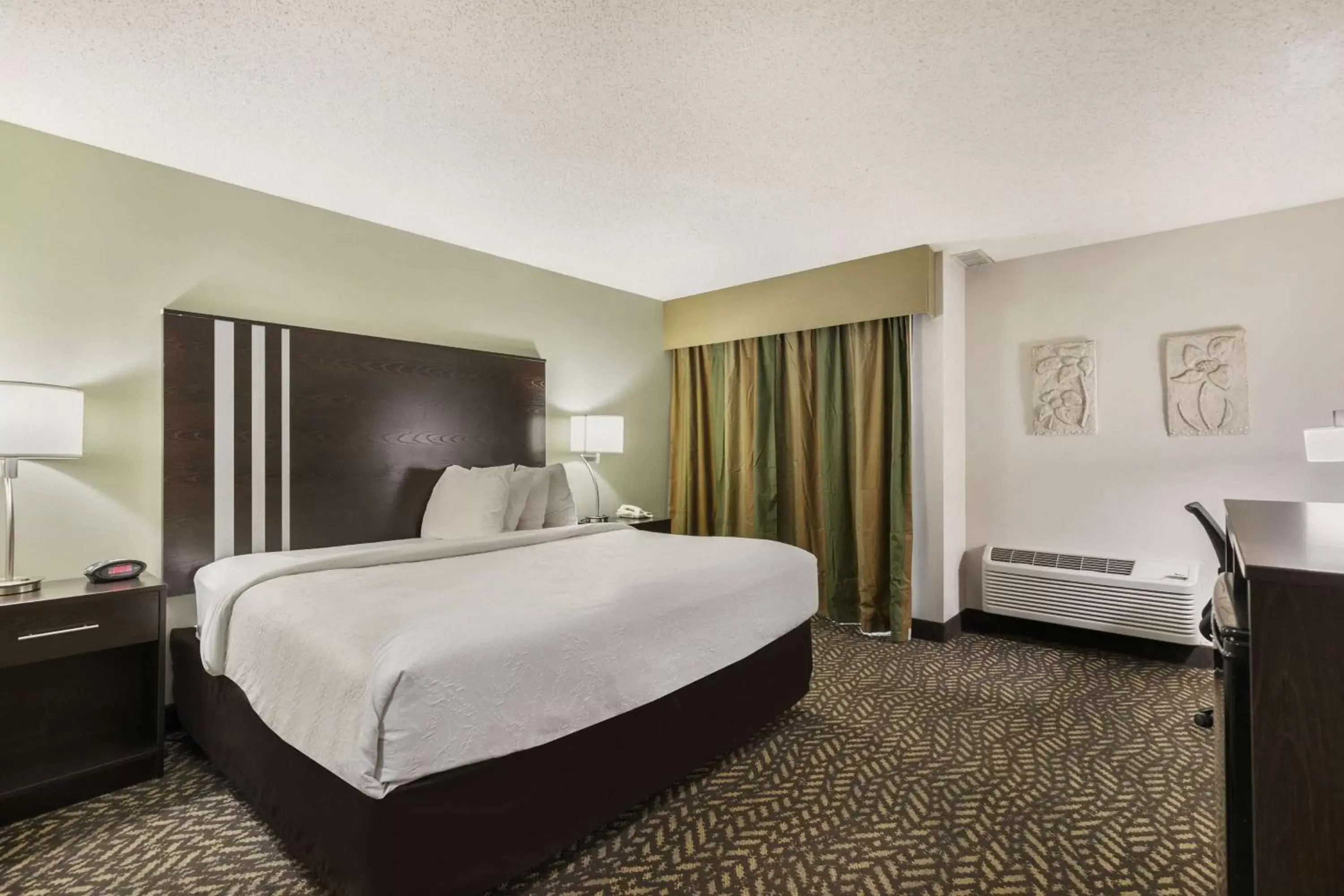 King Room with Walk-In Shower - Mobility Accessible/Non-Smoking in Best Western Indian Oak King Room with Walk-In Shower - Mobility Accessible/Non-Smoking in Best Western Indian Oak