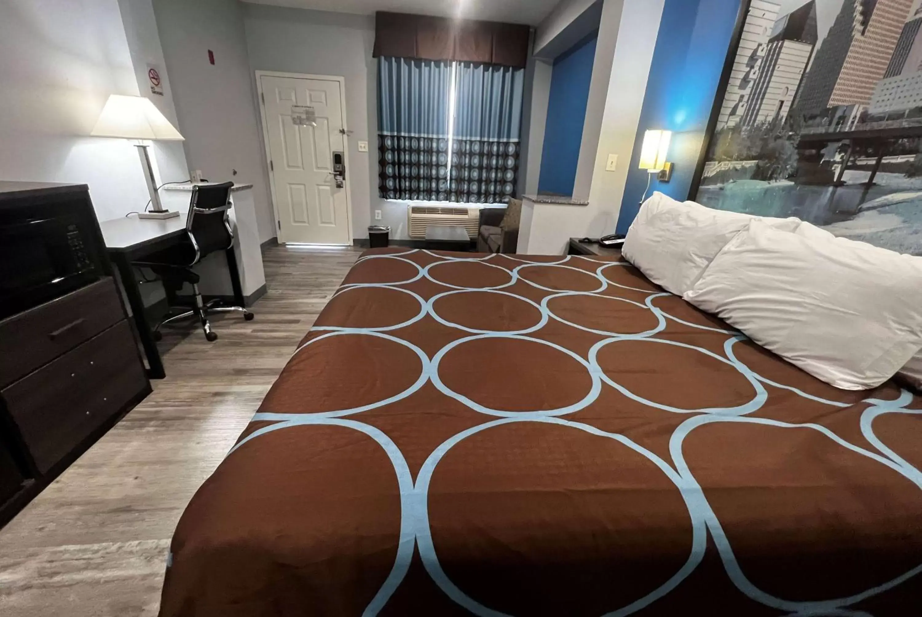 Photo of the whole room, Bed in Super 8 by Wyndham Houston North I-45