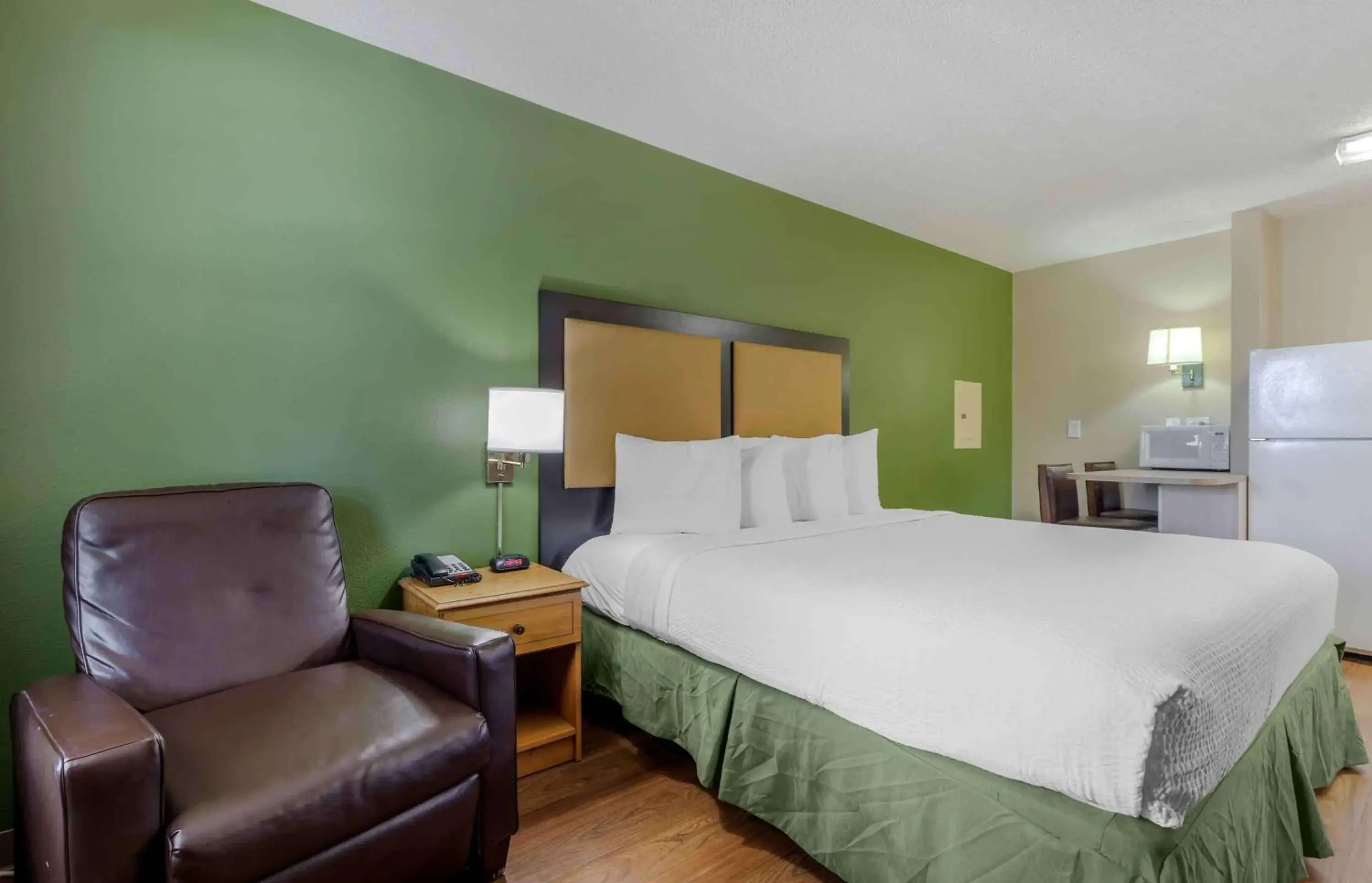 Bedroom, Bed in Extended Stay America Suites - Portland - Tigard