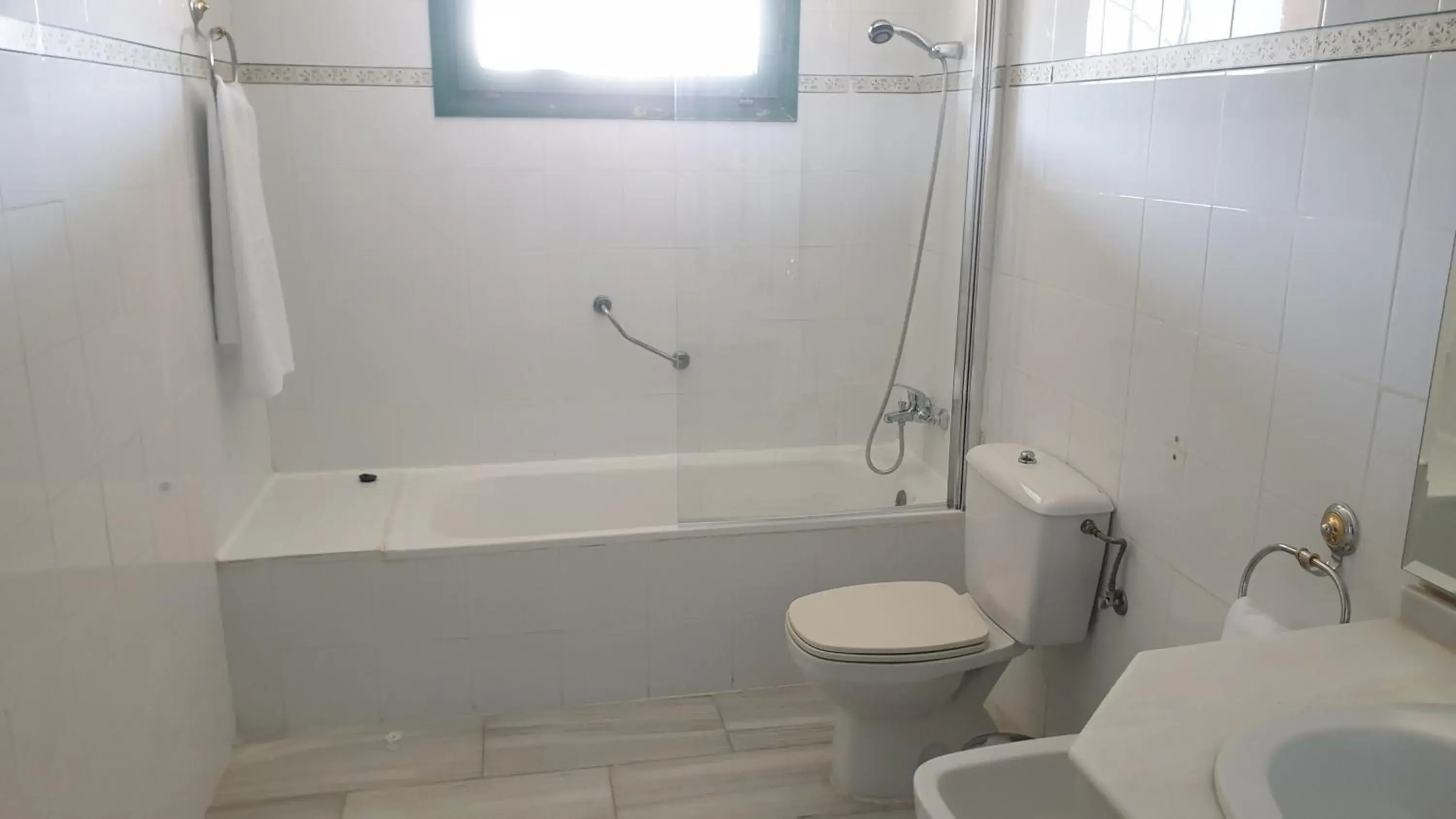 Shower, Bathroom in Sabiñanigo Camp & Hotel