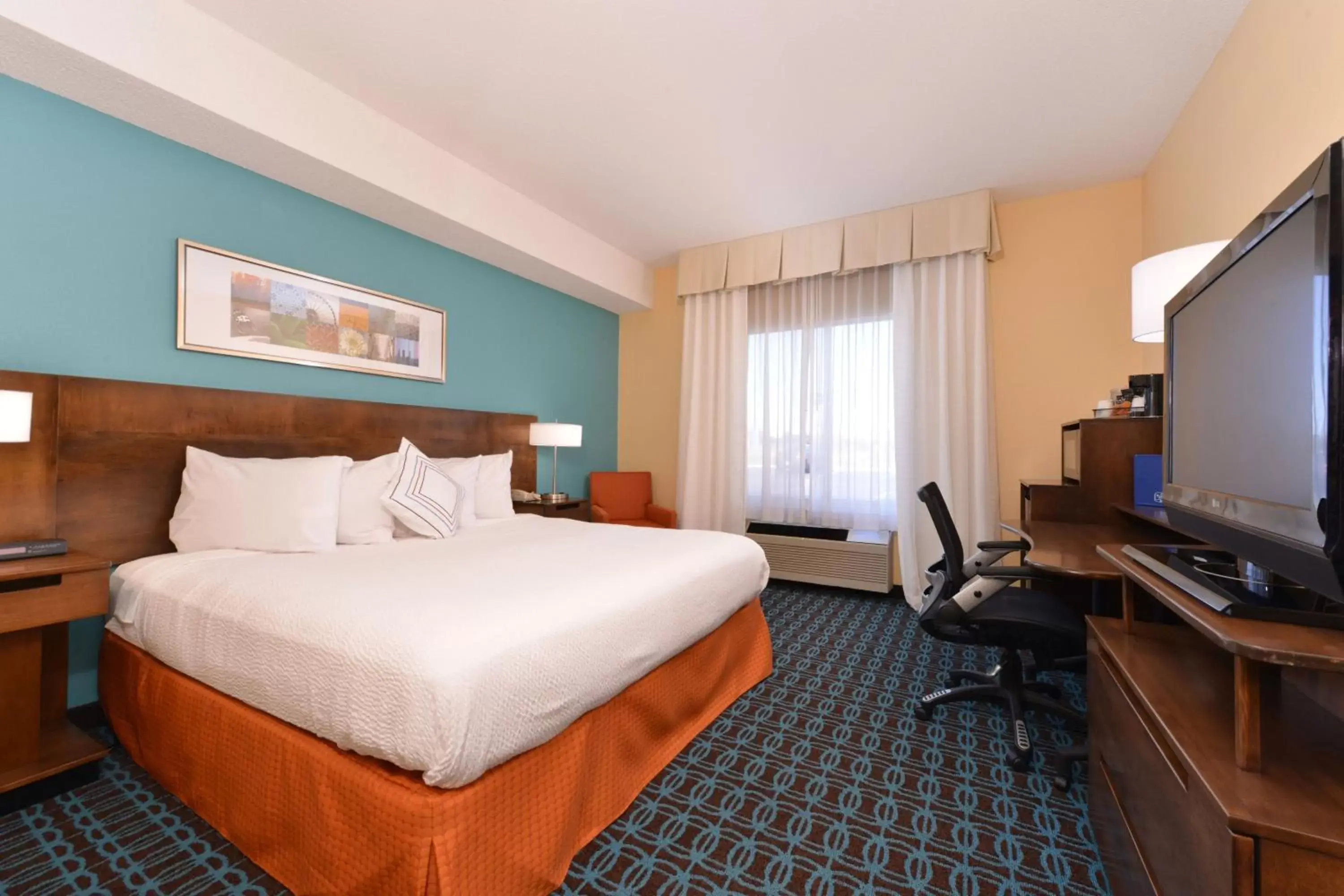 Photo of the whole room, Bed in Fairfield Inn and Suites by Marriott Dayton Troy