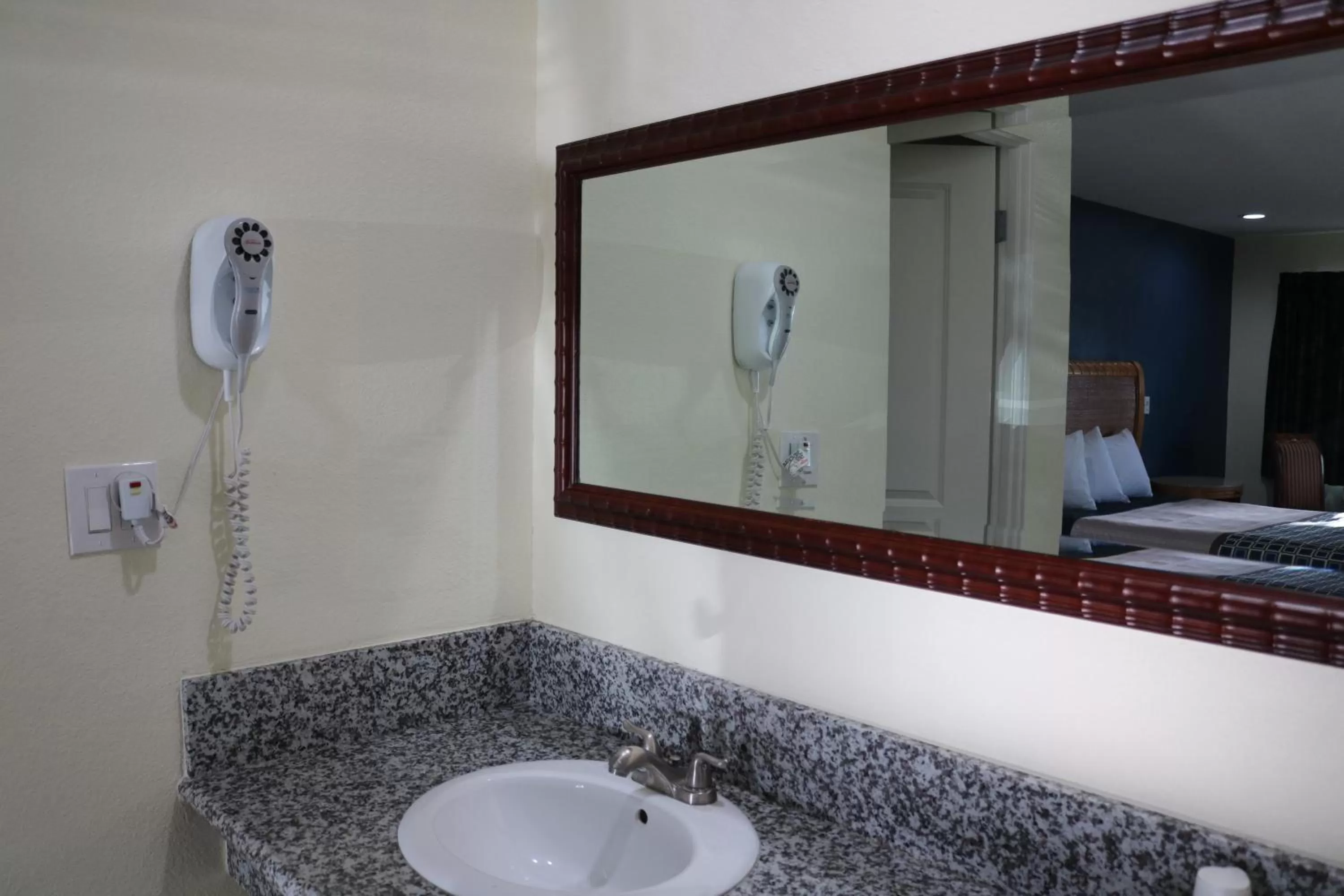 Bathroom in Valli Hi Motel