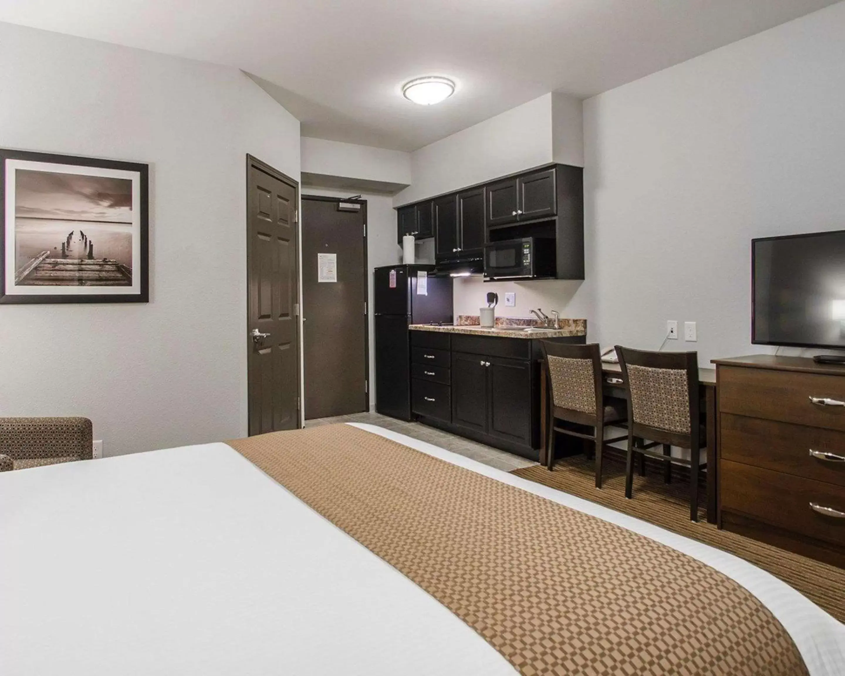 Photo of the whole room, Kitchen/Kitchenette in Quality Inn and Suites