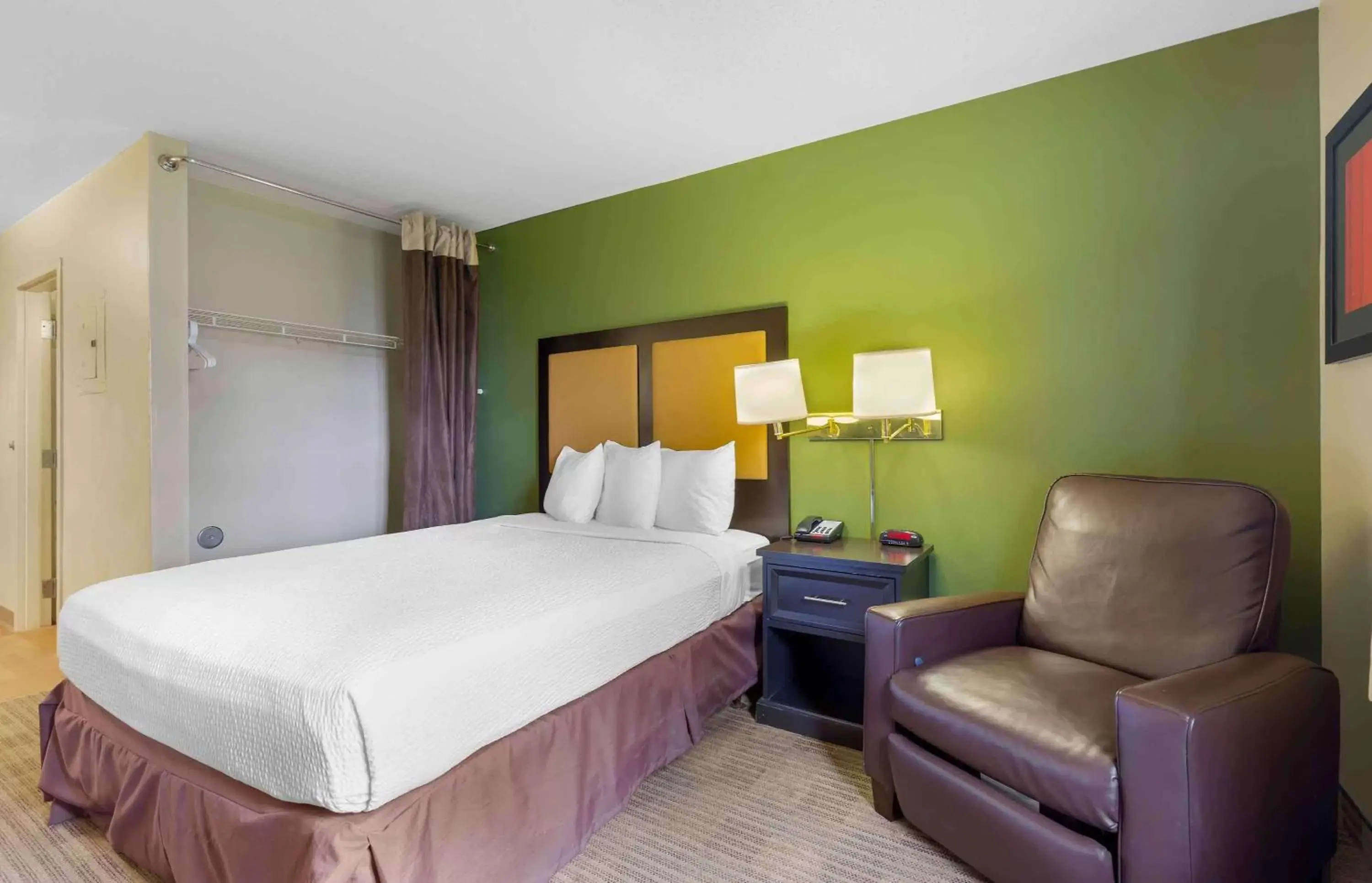 Bedroom, Bed in Extended Stay America Suites - Baltimore - BWI Airport - Aero Dr