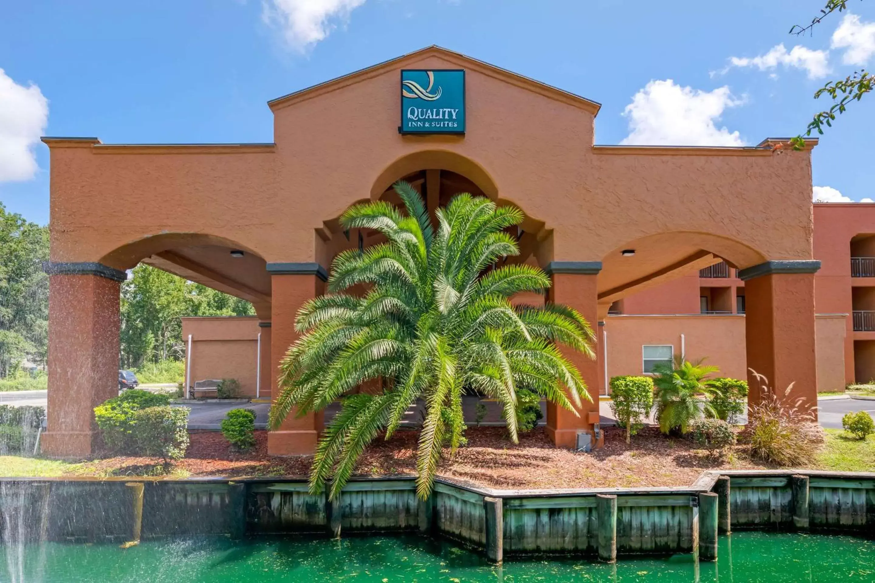 Property building in Quality Inn & Suites Jacksonville-Baymeadows Property building in Quality Inn & Suites Jacksonville-Baymeadows
