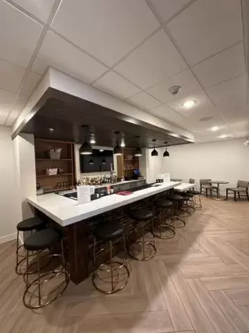 Lounge or bar in Staybridge Suites - Lexington S Medical Ctr Area by IHG Lounge or bar in Staybridge Suites - Lexington S Medical Ctr Area by IHG