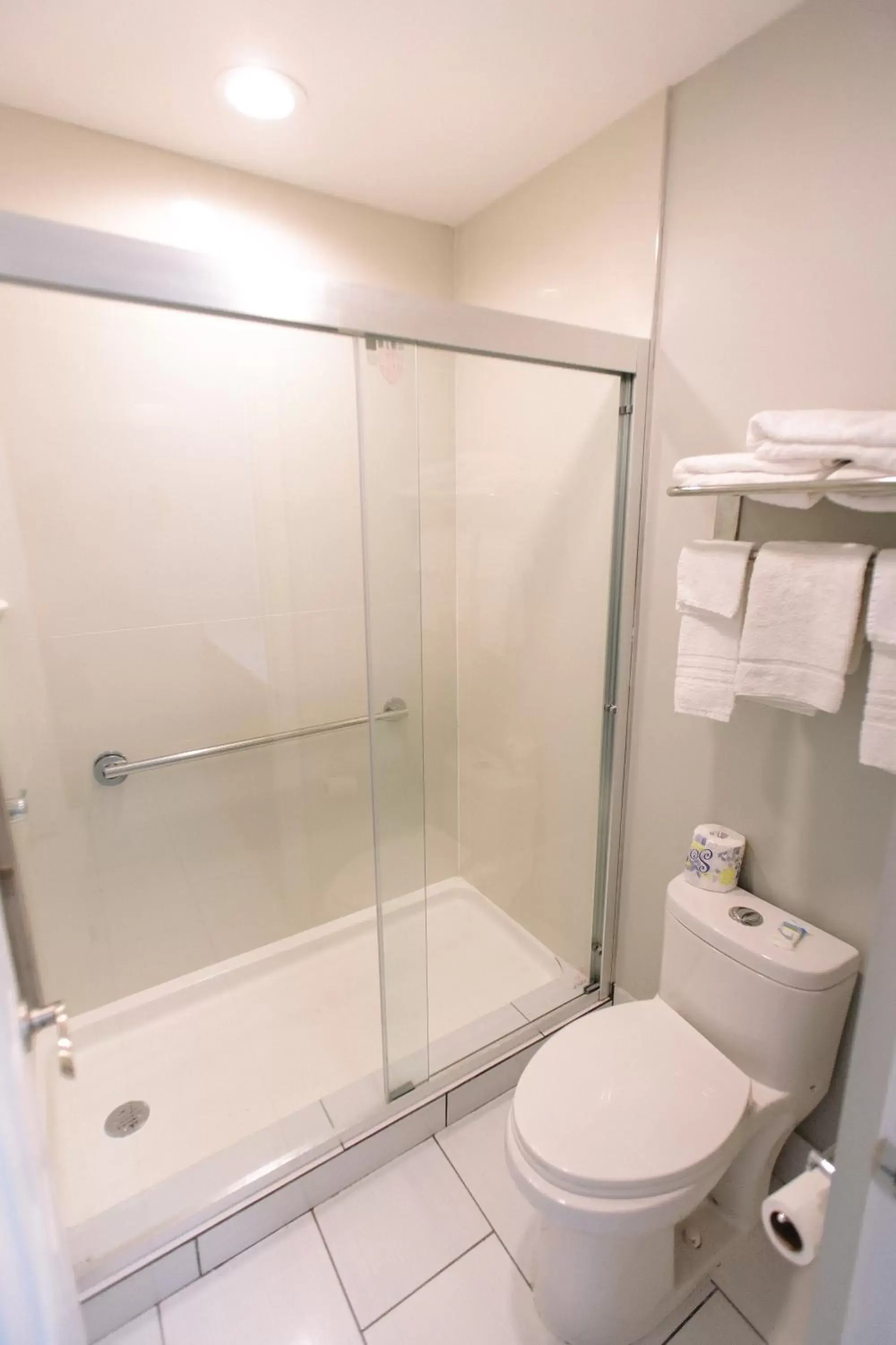 Shower, Bathroom in Riverbend Motel & Cabins