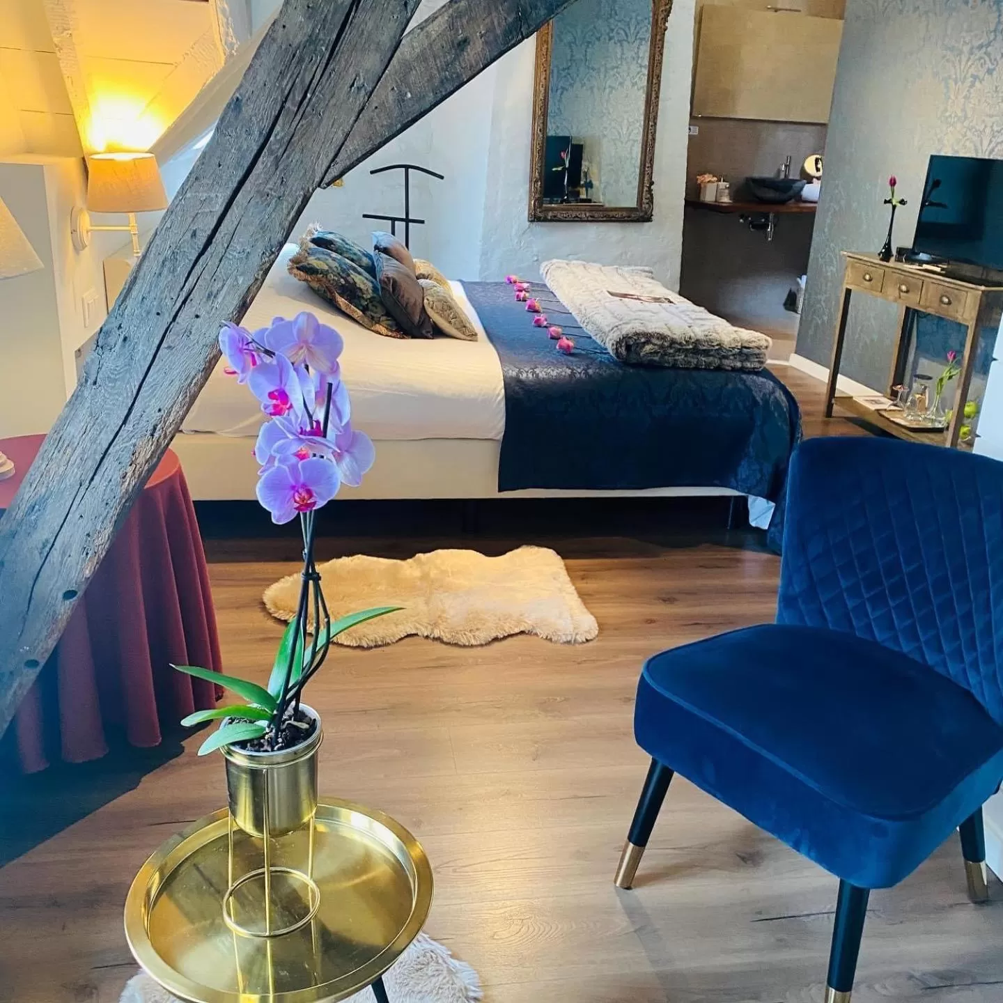 Living room, Bed in The White Queen B&B