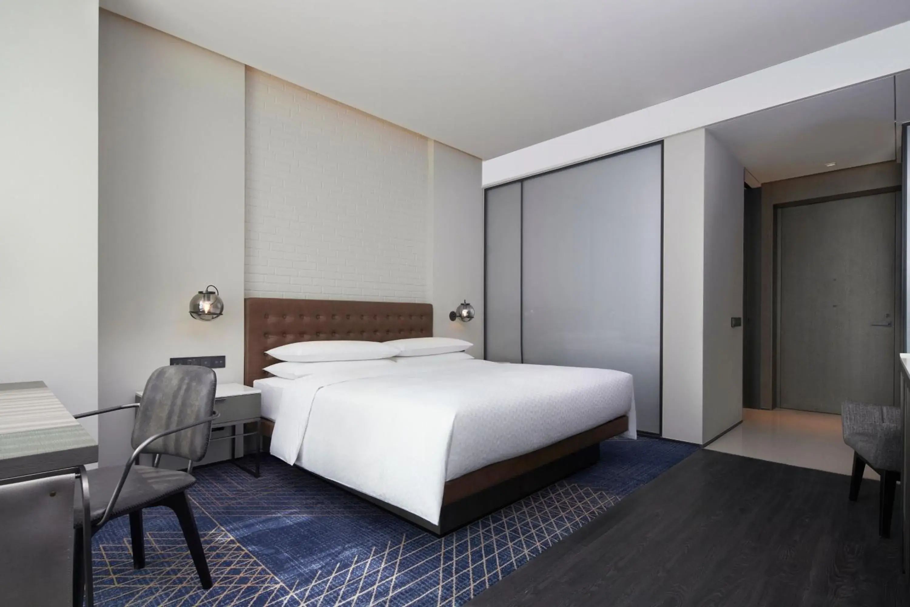 Photo of the whole room, Bed in Four Points by Sheraton Tianjin National Convention and Exhibition Center