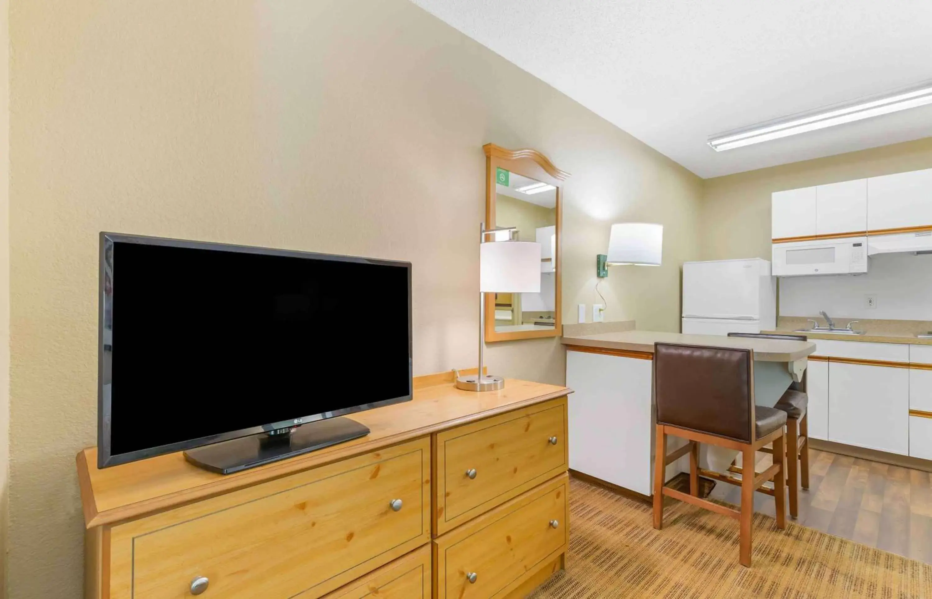 Bedroom, TV/Entertainment Center in Extended Stay America Suites - Washington, DC - Sterling - Dulles