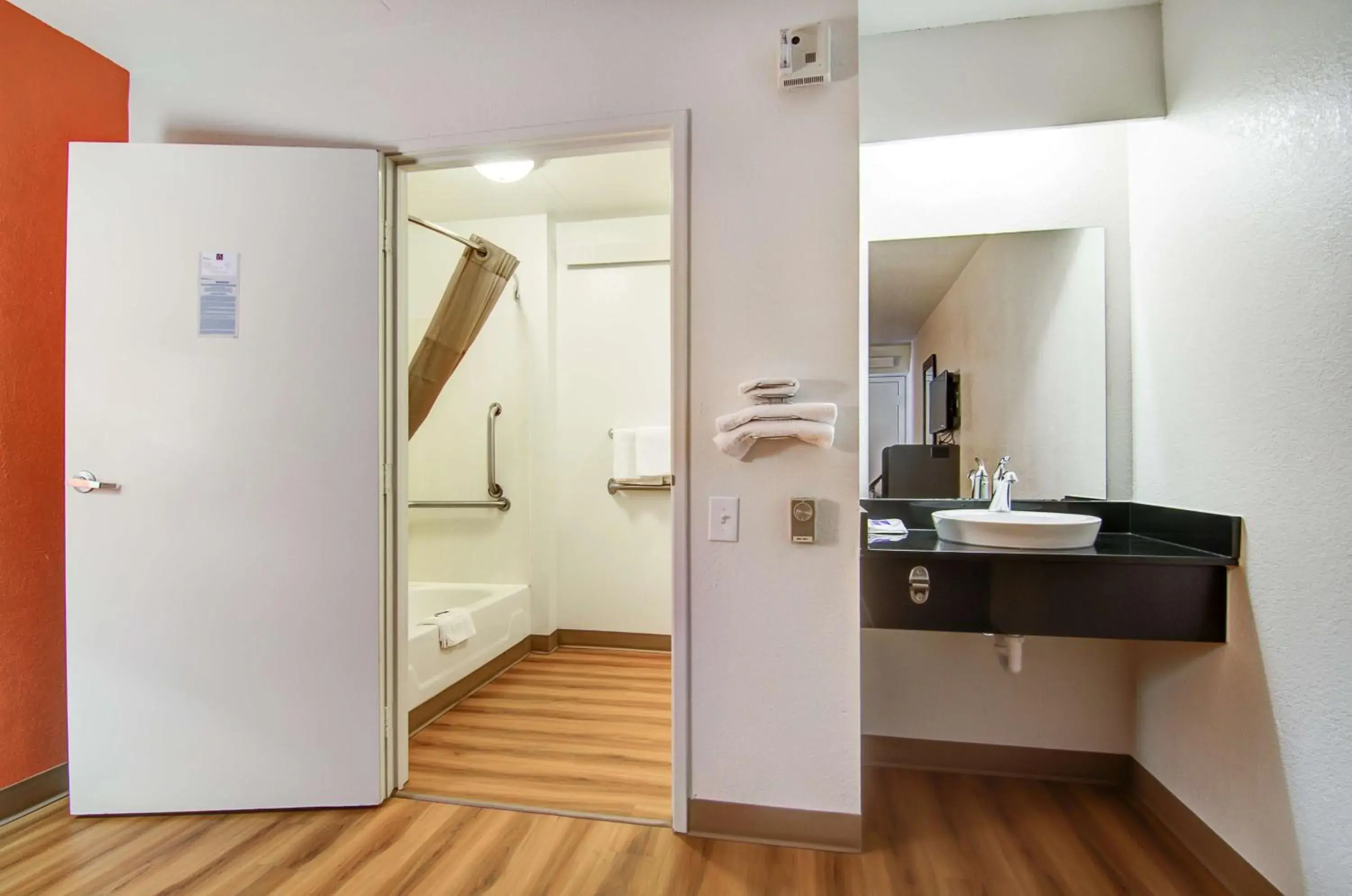 Photo of the whole room, Kitchen/Kitchenette in Motel 6-Springfield, MO - North