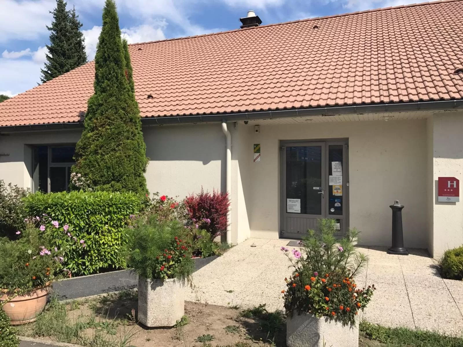 Facade/entrance in Kyriad Cambrai