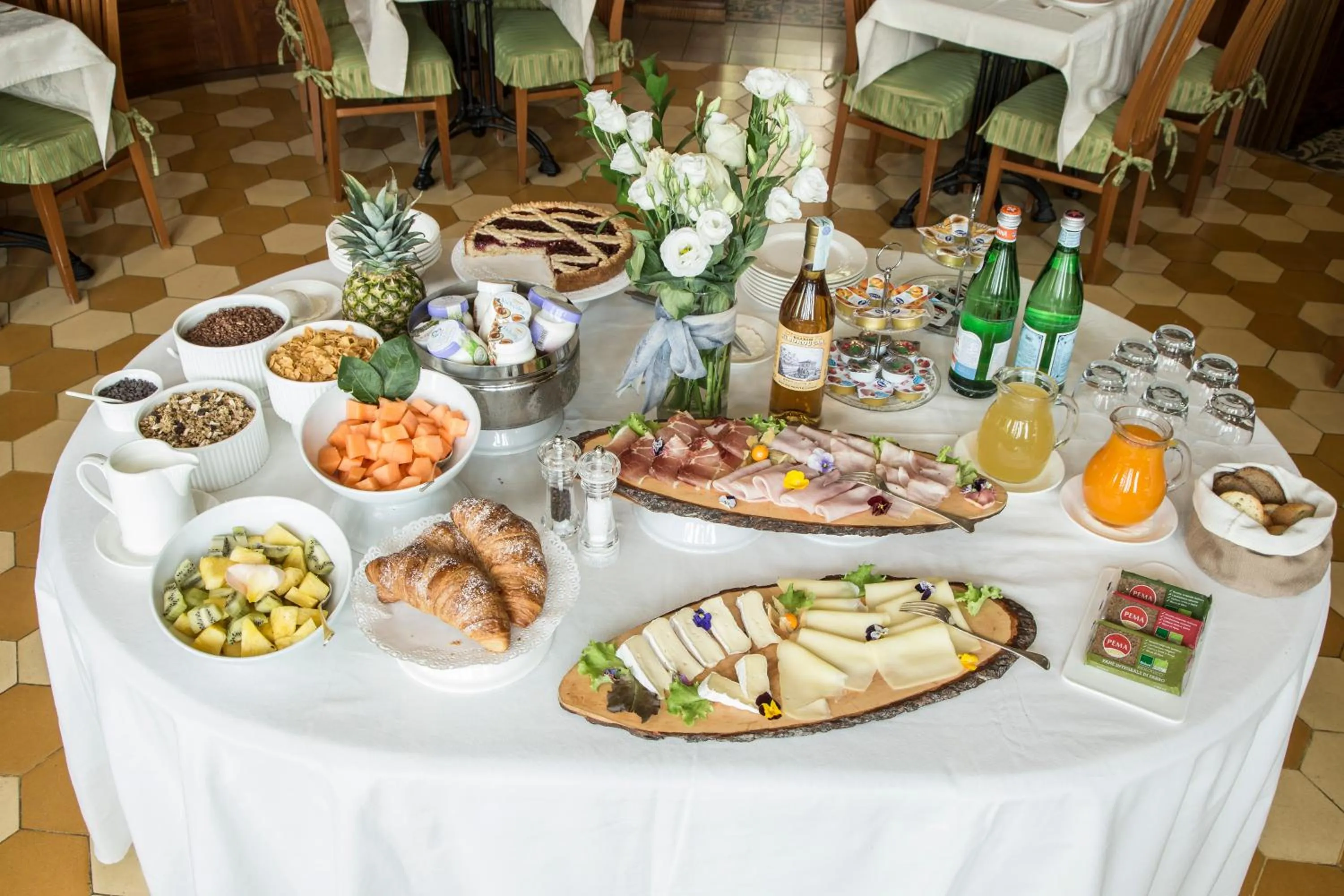 Restaurant/places to eat in Al Borducan Boutique Hotel