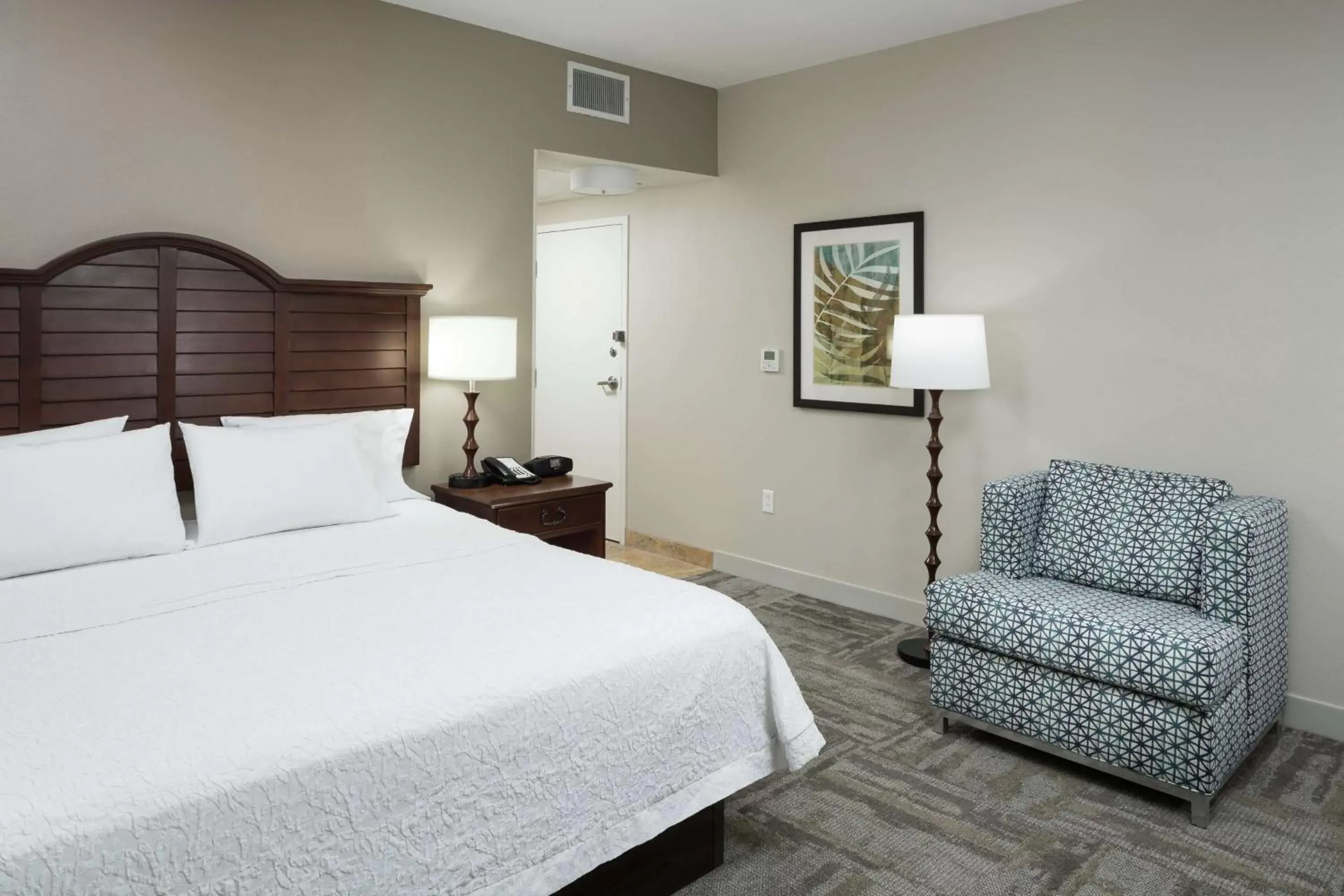 Living room, Bed in Hampton Inn New Smyrna Beach