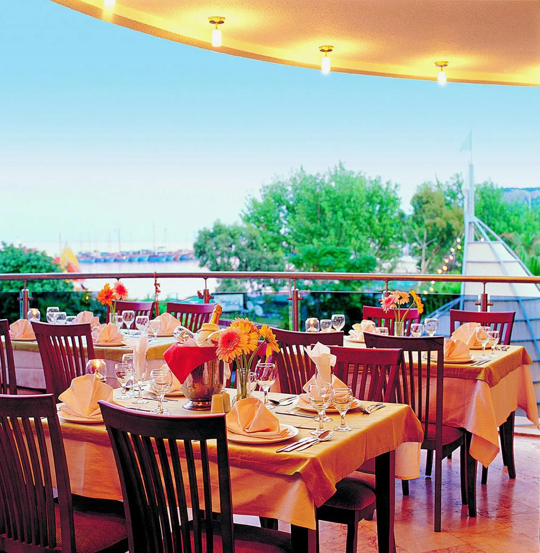 Restaurant/Places to Eat in L'ancora Beach Hotel