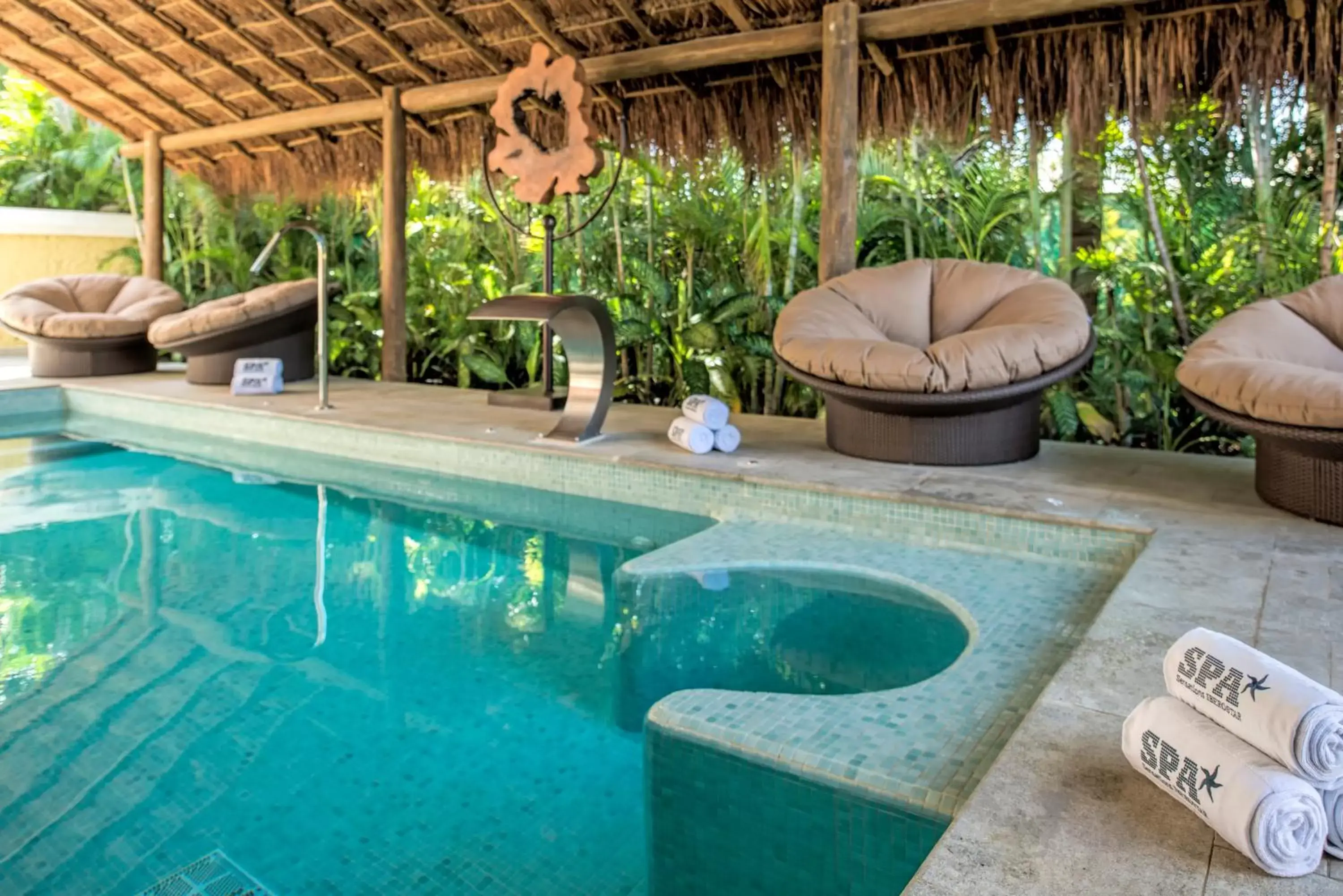 Hot Tub, Swimming Pool in Iberostar Quetzal