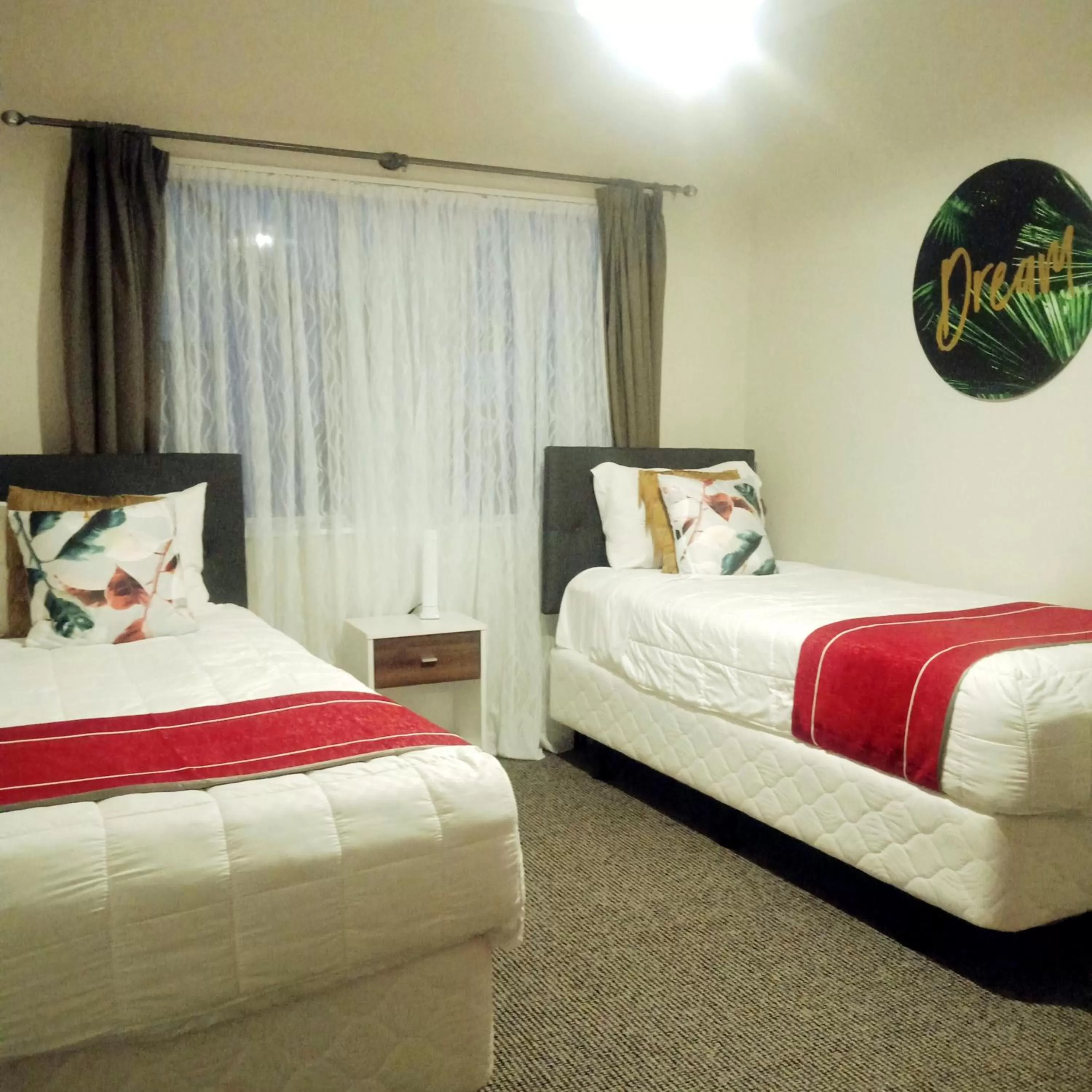 Bedroom, Bed in Tudor Park Motel Spacious with kitchens 1 minute walk to restaurant and shopping centre and Gisborne Hospital