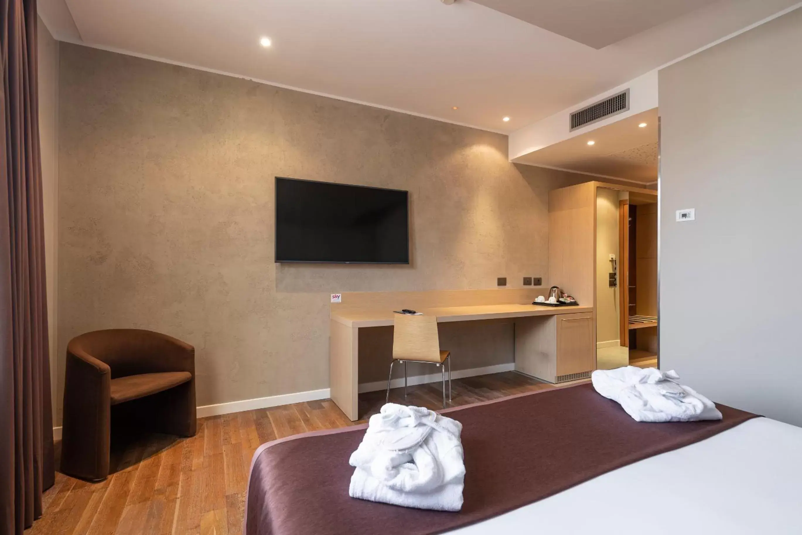 Photo of the whole room, TV/Entertainment Center in Airporthotel Verona Congress & Relax