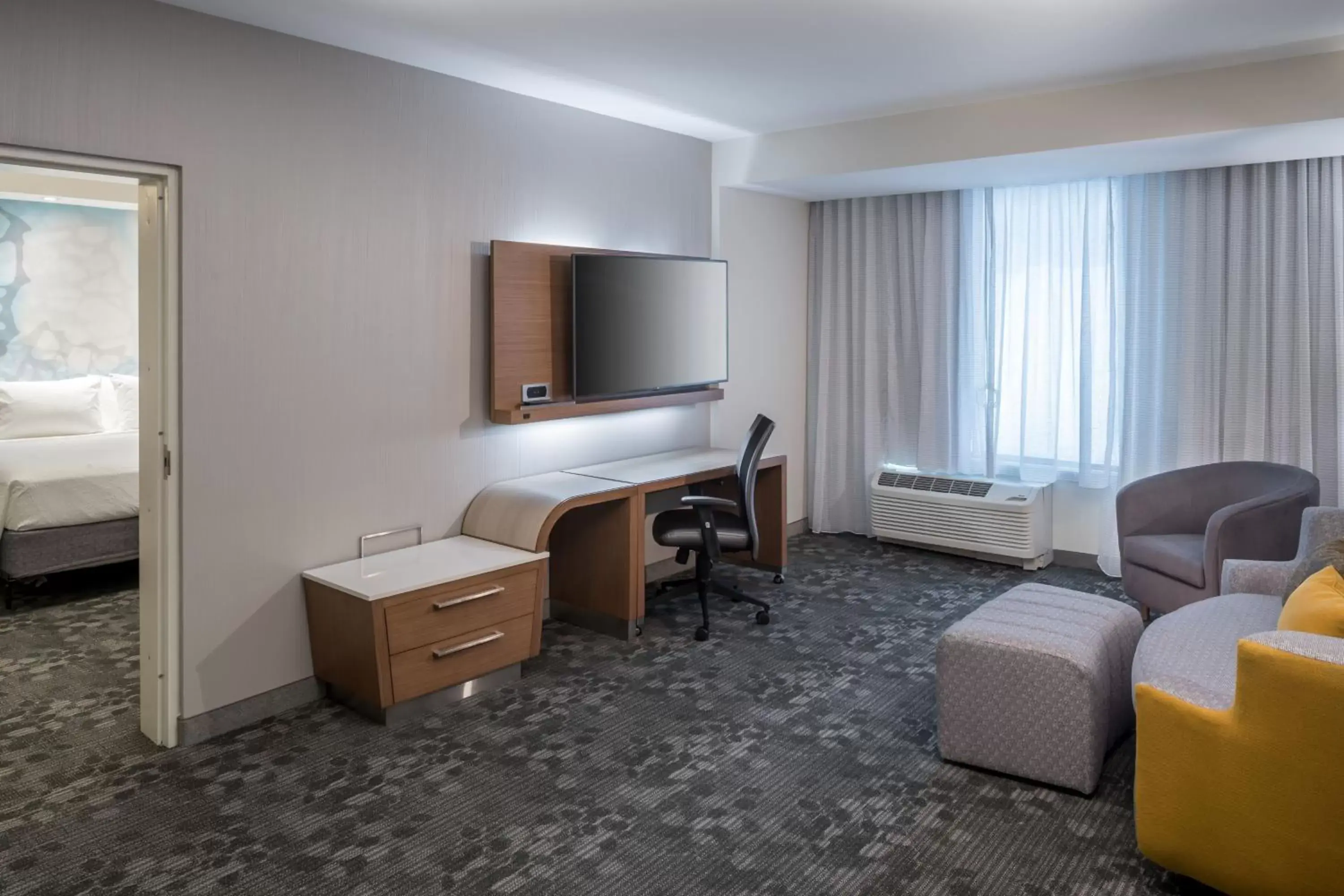 Living room, TV/Entertainment Center in Courtyard by Marriott Hilton Head Island