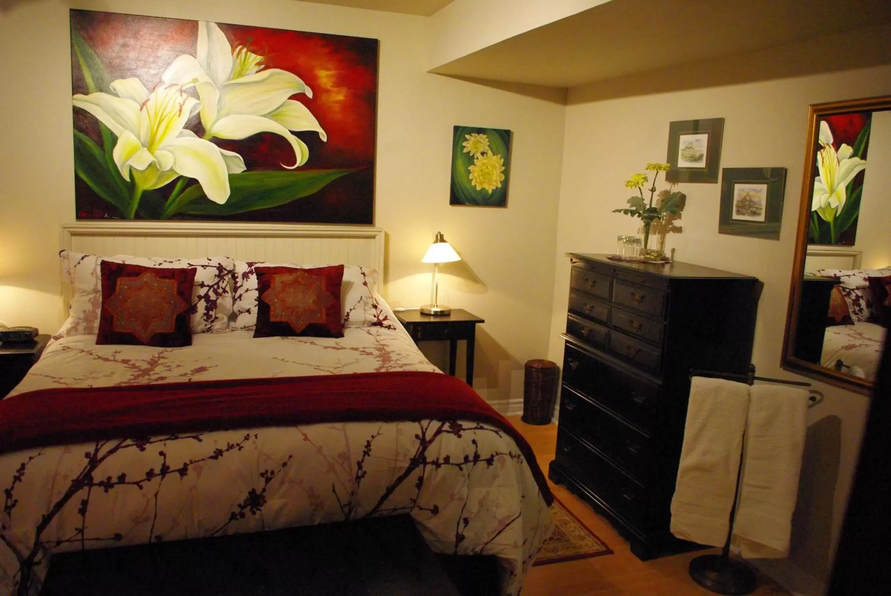 Photo of the whole room, Bed in Atelier Galerie Anne Drouin Peinture & Pension