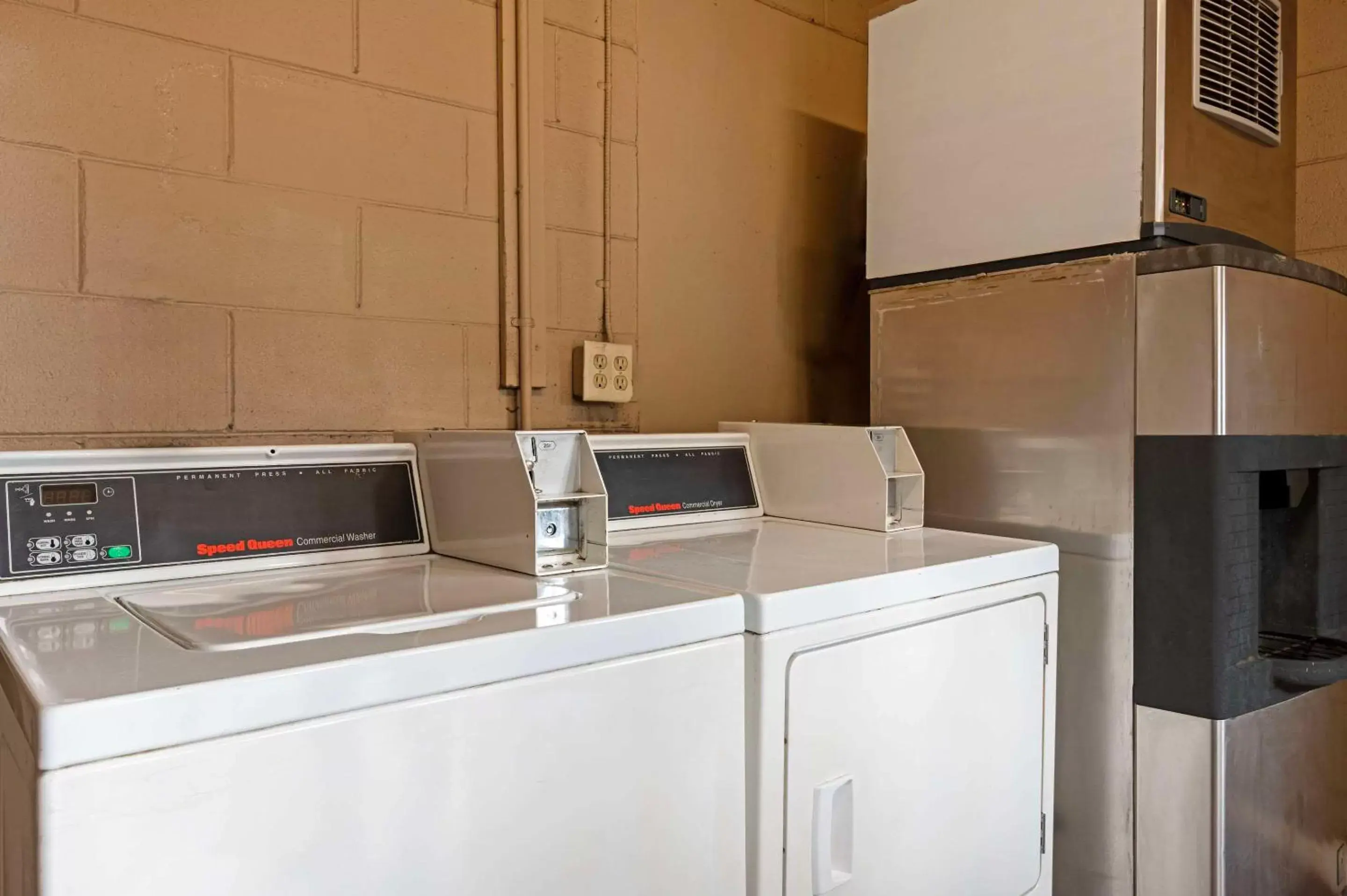 laundry, Kitchen/Kitchenette in Rodeway Inn Terre Haute