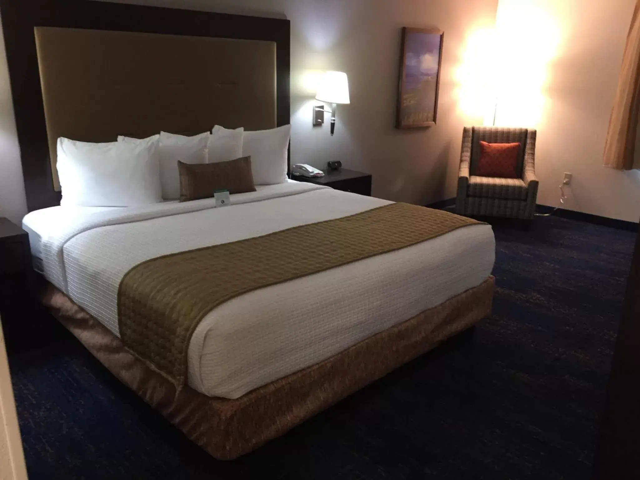 Bed in Best Western Plus Portland Airport Hotel & Suites
