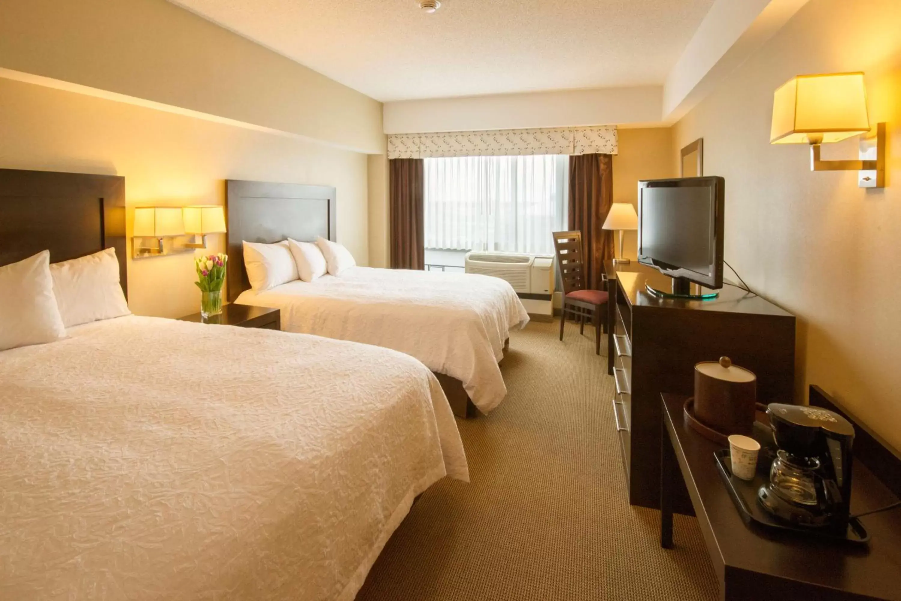 Bed in Hampton Inn & Suites Boston Crosstown Center