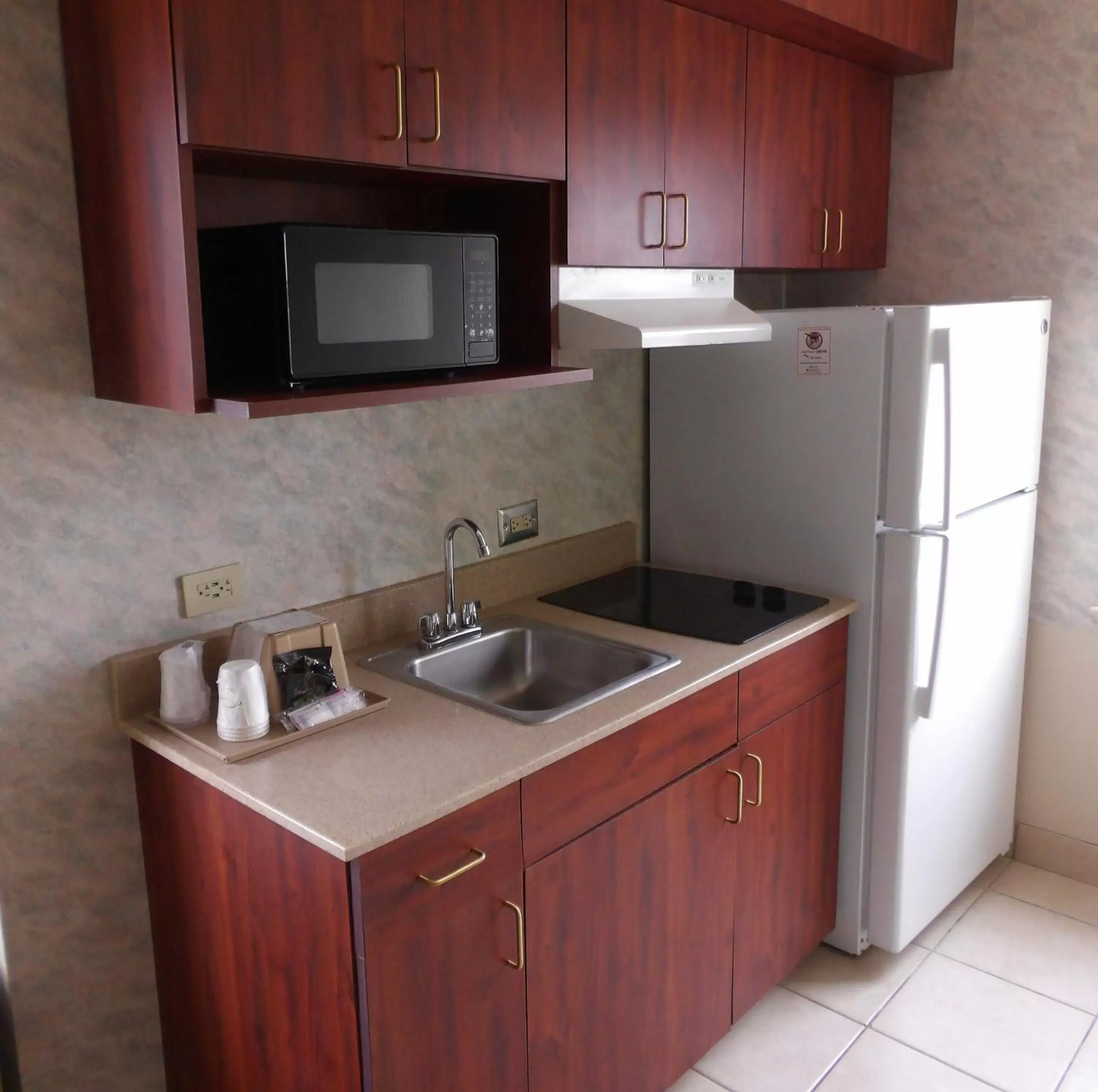 Kitchen/Kitchenette in The Breakers Resort Inn