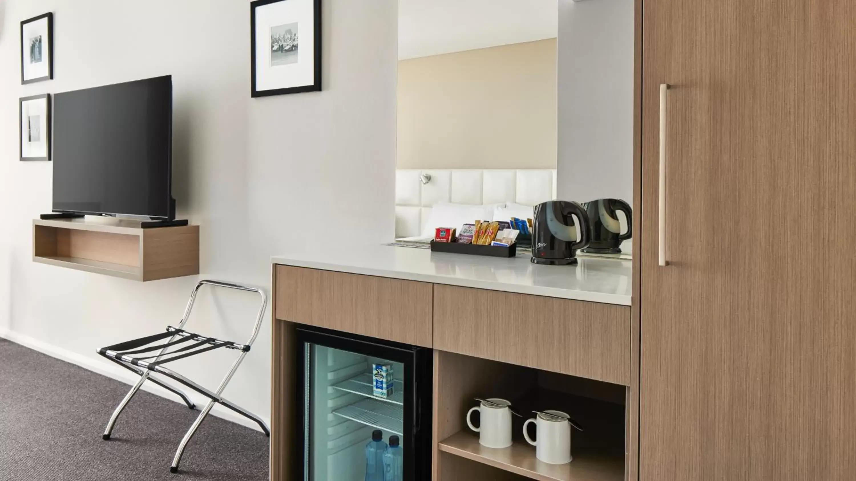 Coffee/tea facilities, TV/Entertainment Center in Holiday Inn Warwick Farm, an IHG Hotel