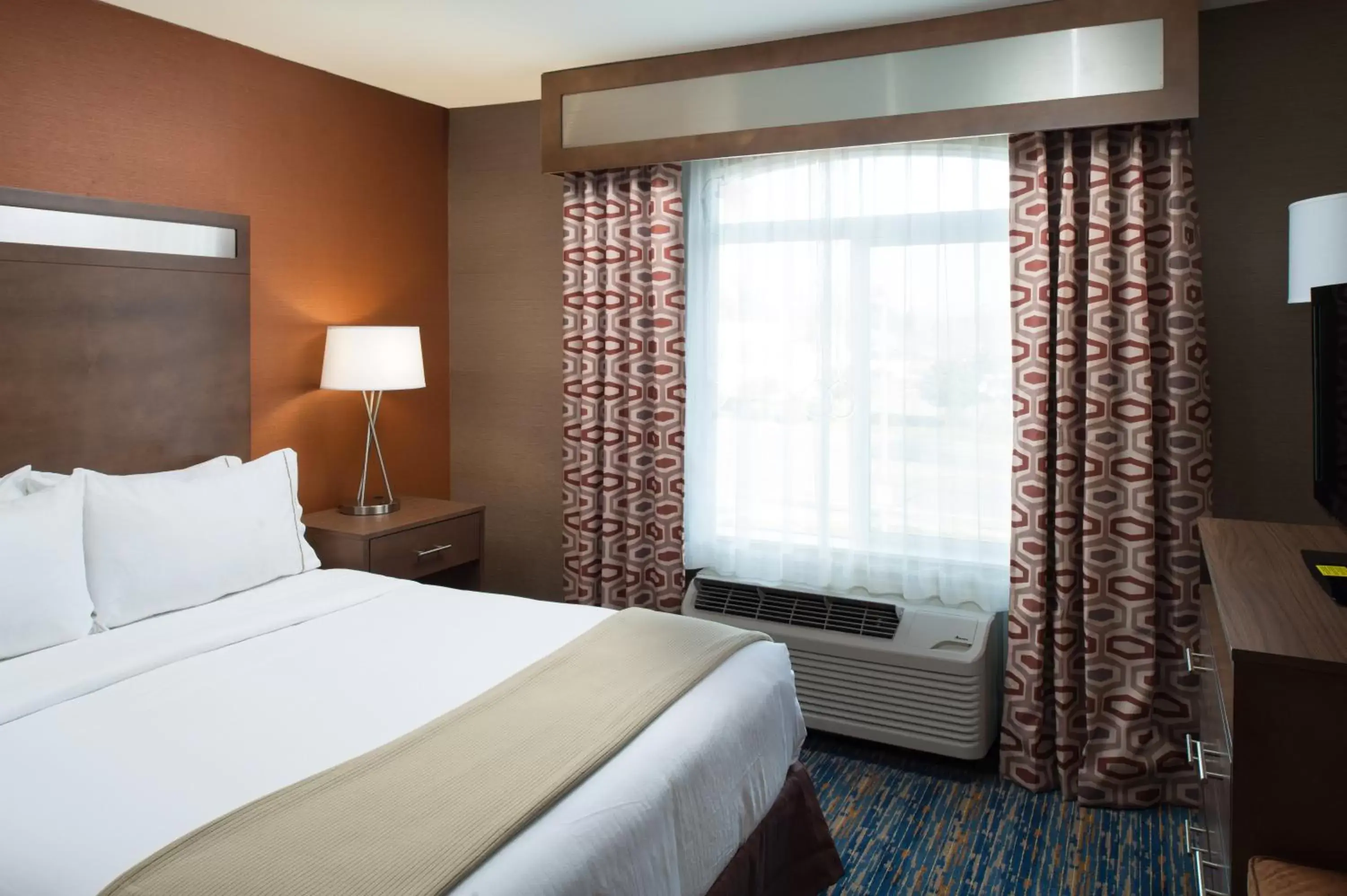 Photo of the whole room, Bed in Holiday Inn Express Rocklin - Galleria Area, an IHG Hotel