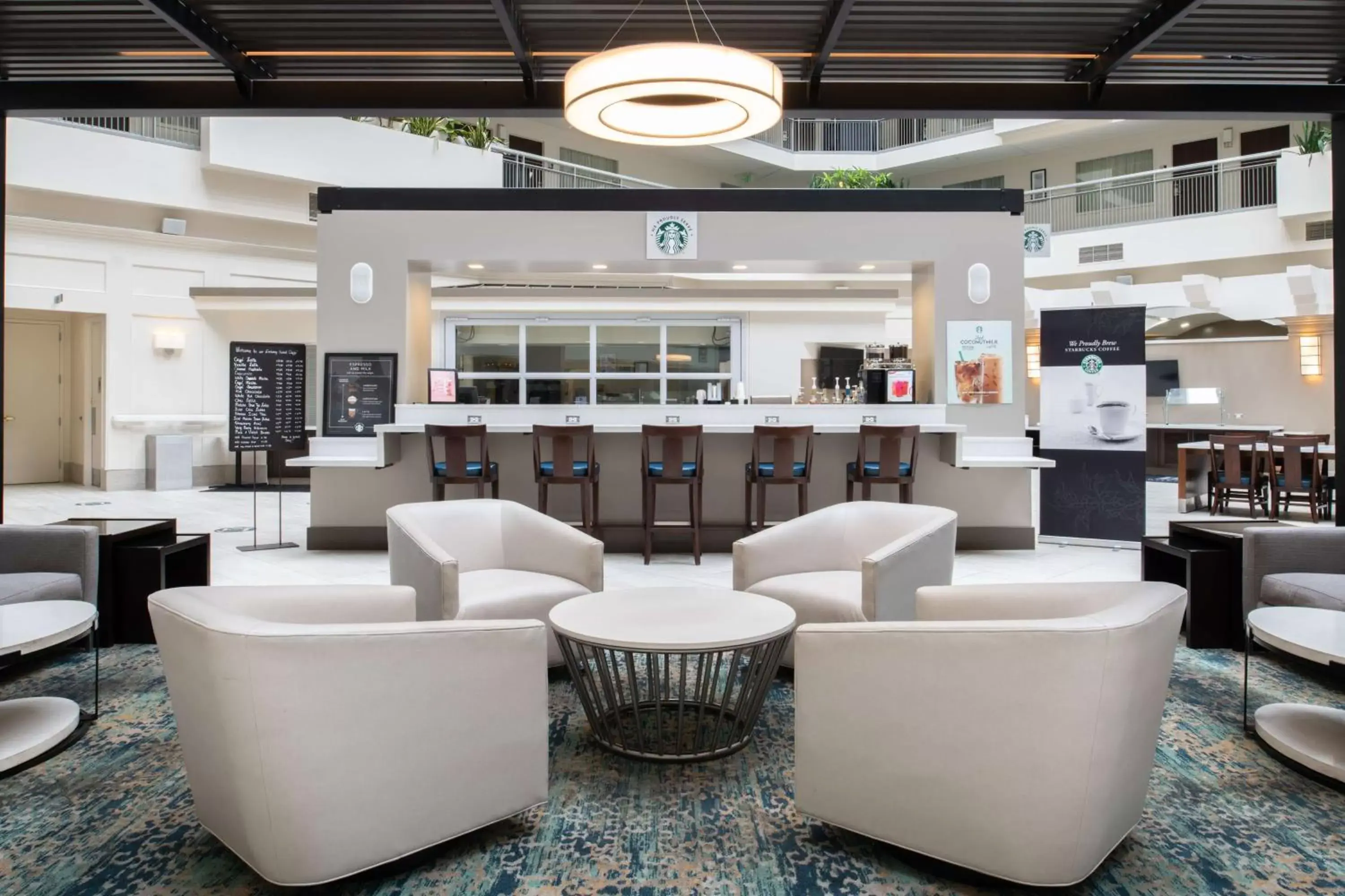 Lounge or bar in Embassy Suites By Hilton Seattle - Tacoma International Airport