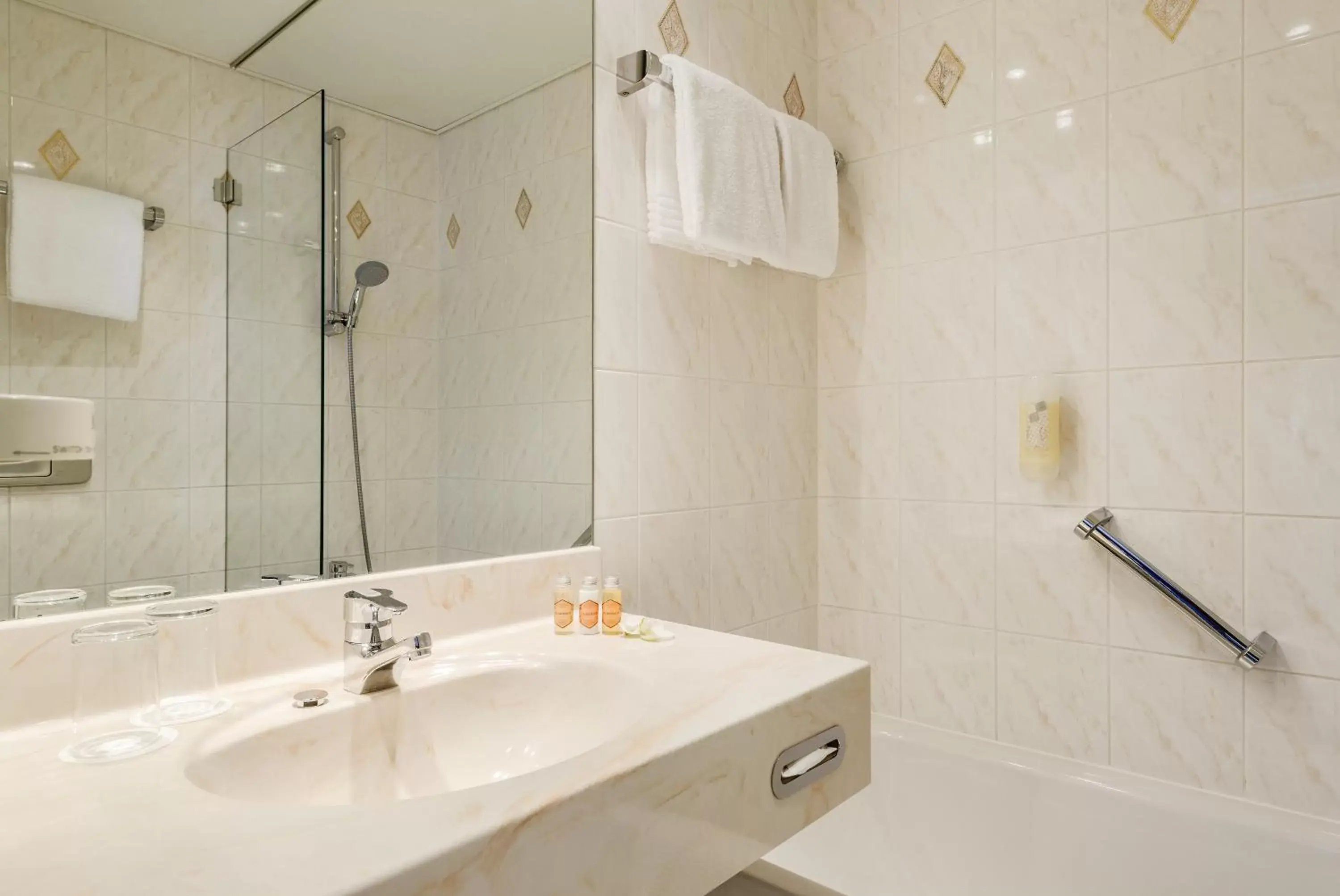 Shower, Bathroom in Amedia Dresden Elbpromenade, Trademark Collection by Wyndham