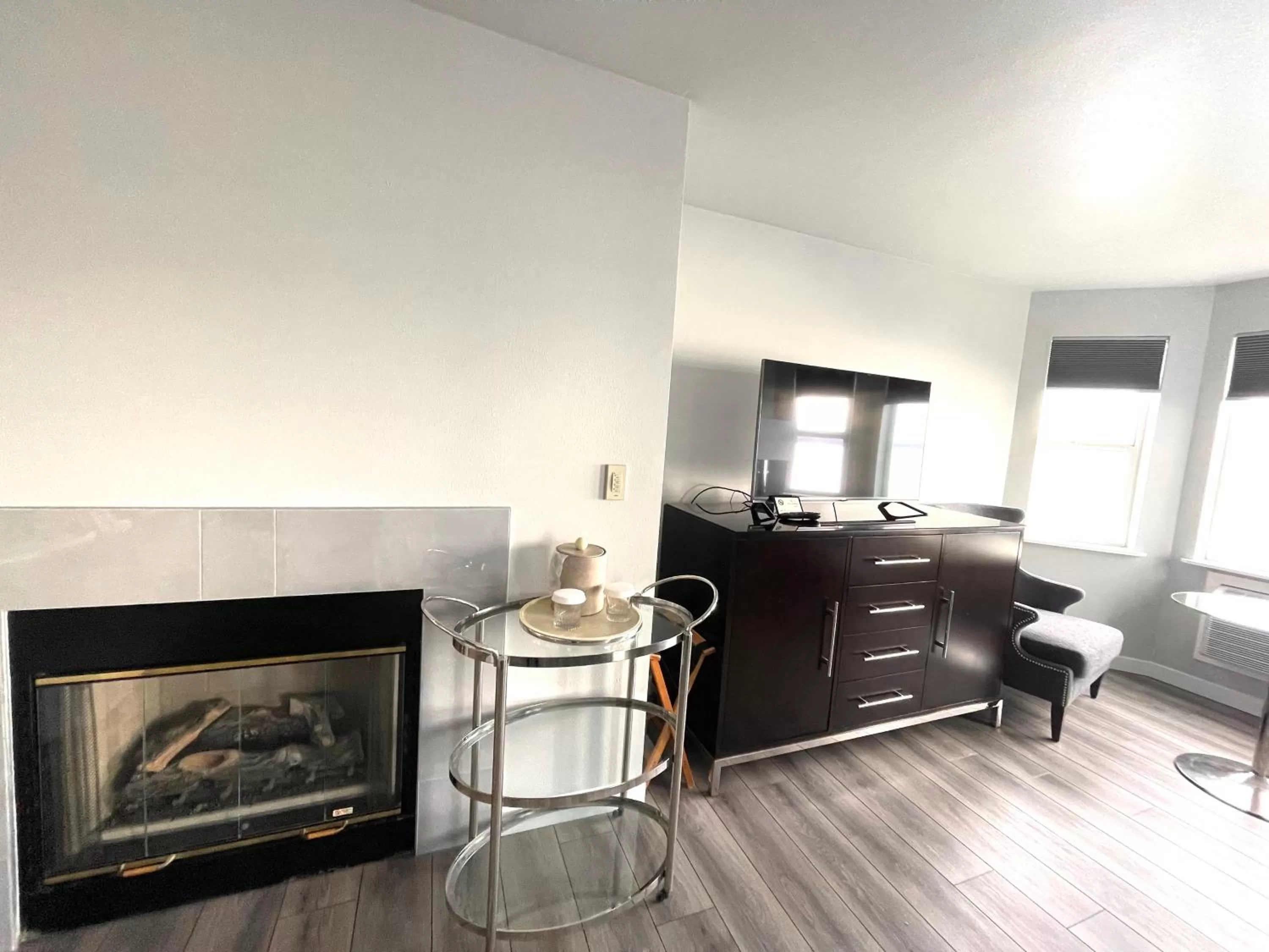 TV and multimedia in Tides Inn & Suites