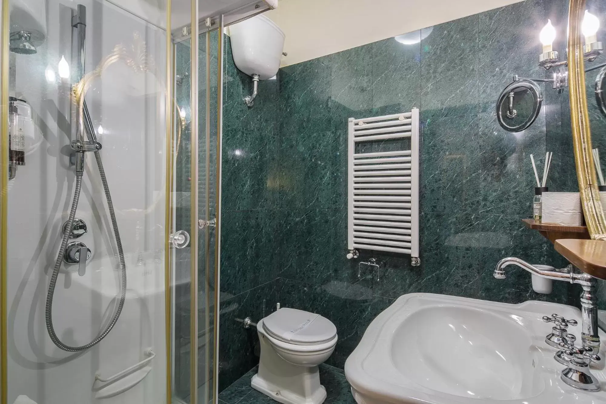 Shower, Bathroom in I Portici Hotel - Residenza D'Epoca