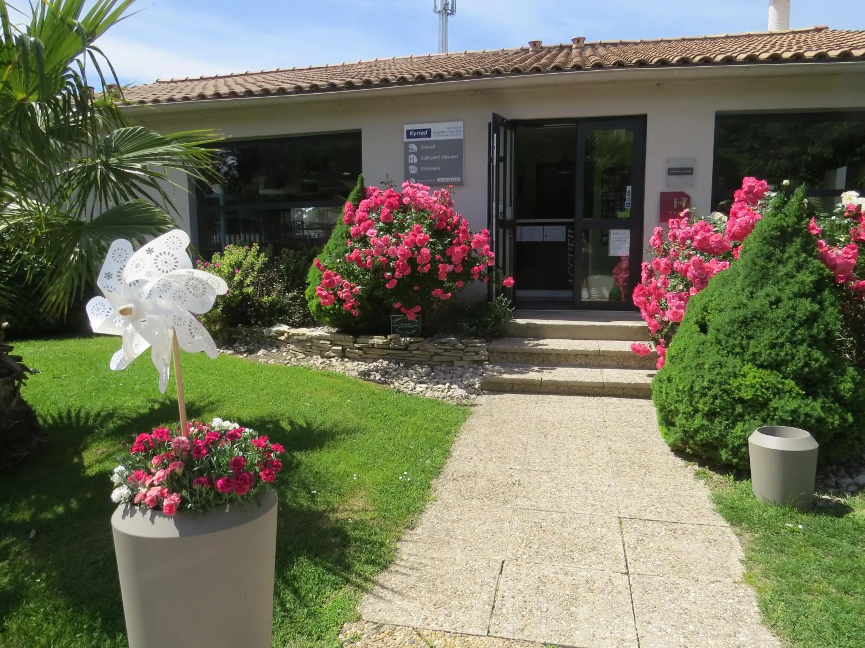 Facade/entrance, Property Building in Kyriad Avignon Cap Sud