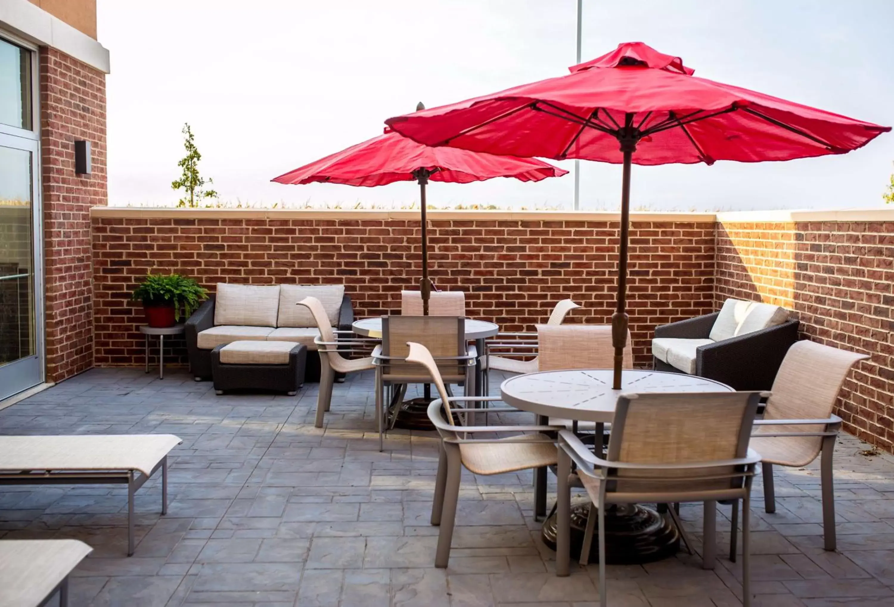 Patio in Hampton Inn-Pontiac