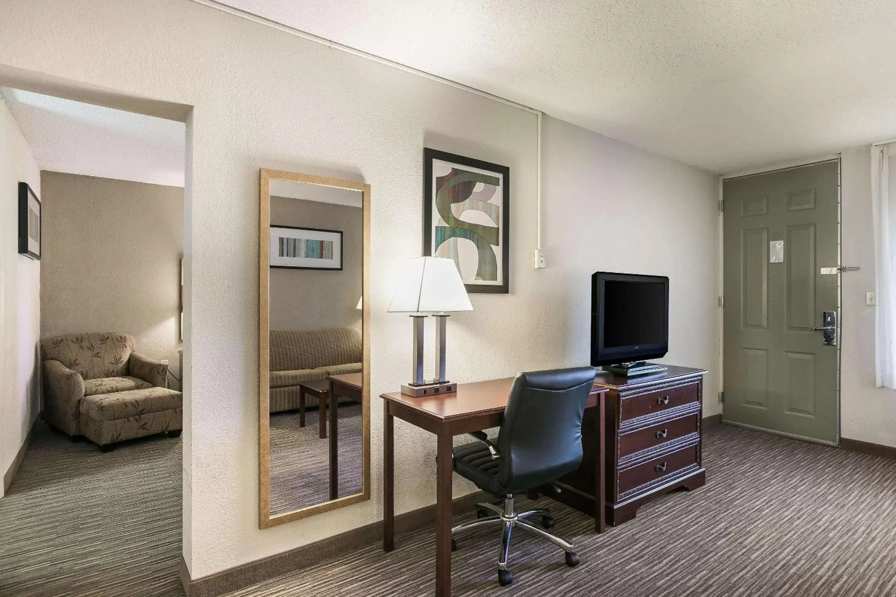 Photo of the whole room, TV/Entertainment Center in Quality Inn & Suites Eufaula