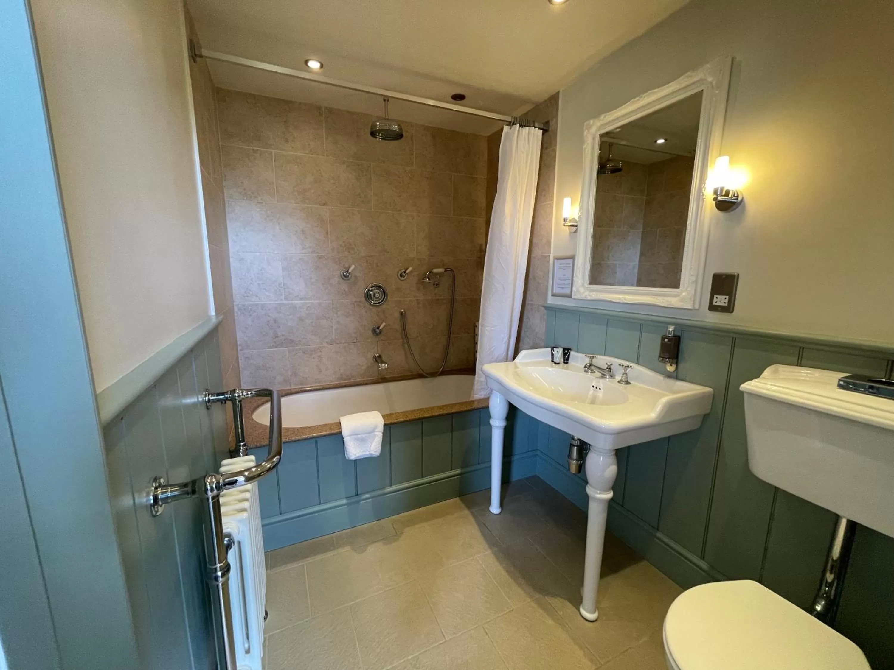 Toilet in Park Farm Hotel