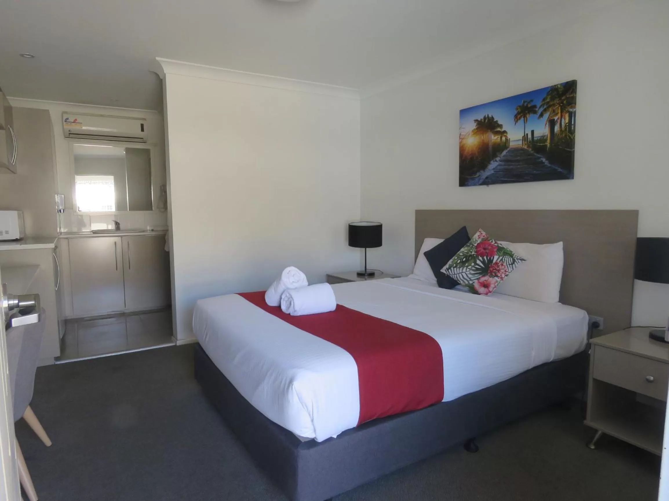 Bedroom, Bed in Burke & Wills Mt Isa