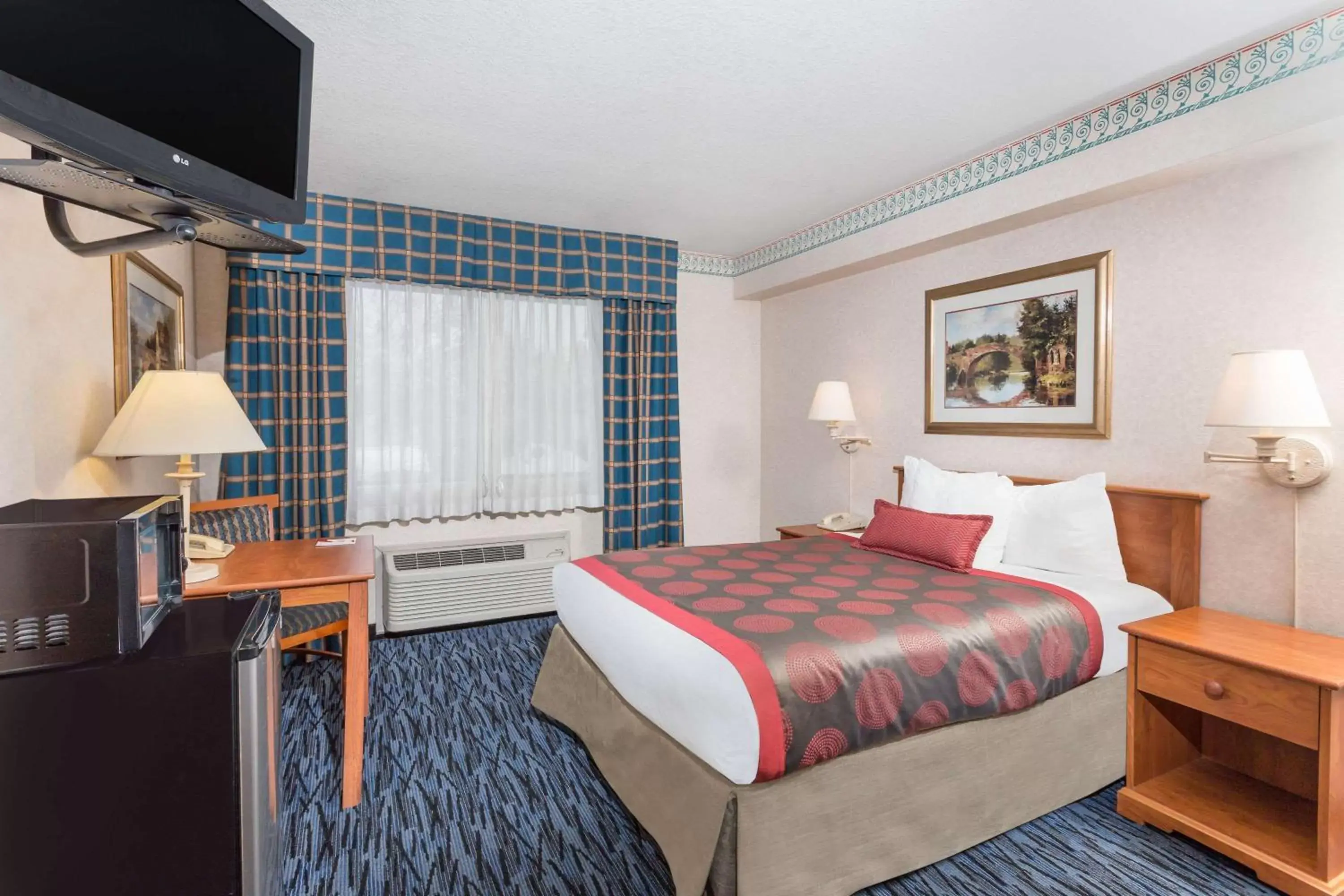 Photo of the whole room, Bed in Ramada by Wyndham Kent Seattle Area