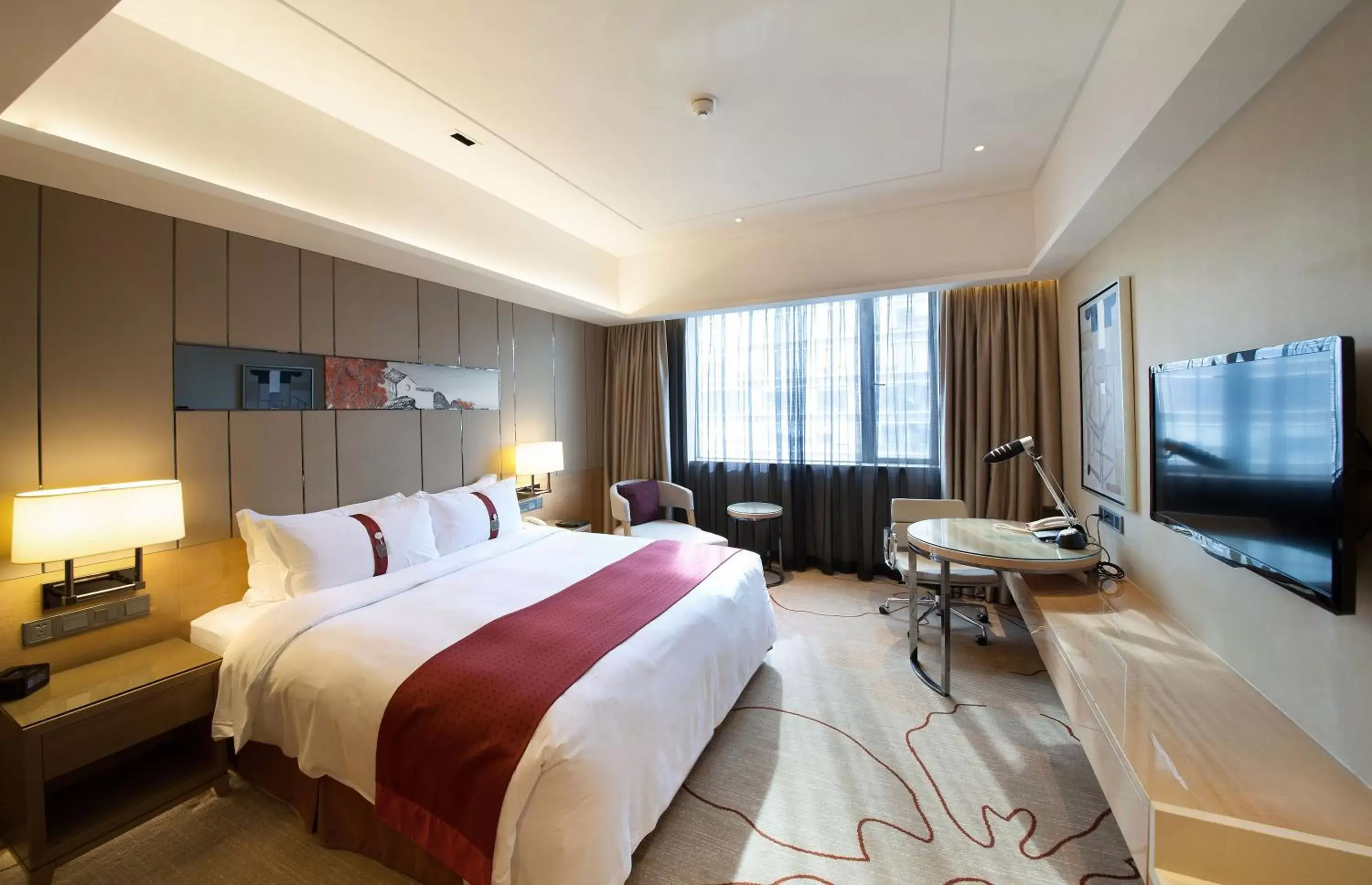 Bed in Holiday Inn Chengdu Oriental Plaza, an IHG Hotel