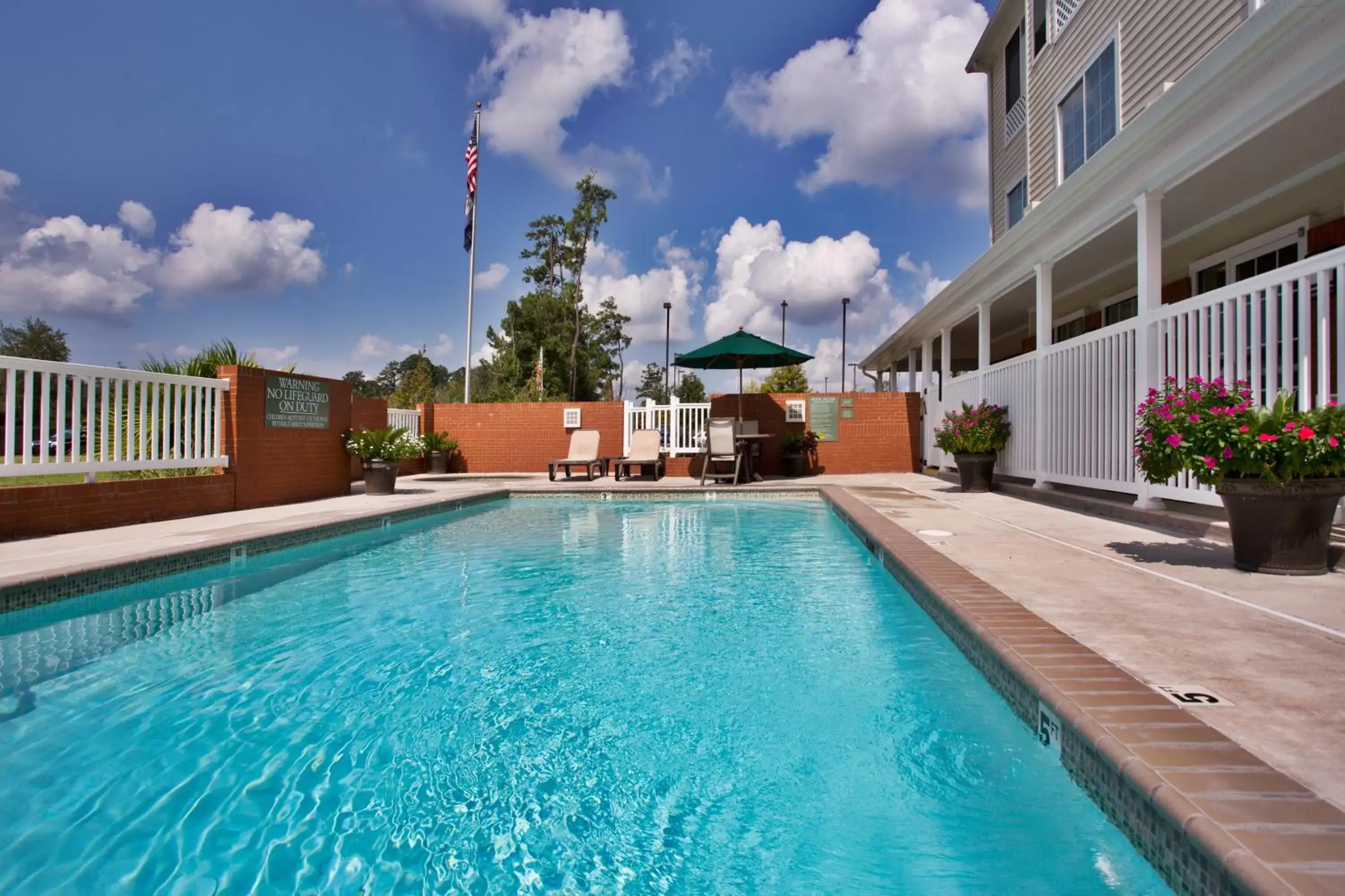 Property building, Swimming Pool in Country Inn & Suites by Radisson, Covington, LA