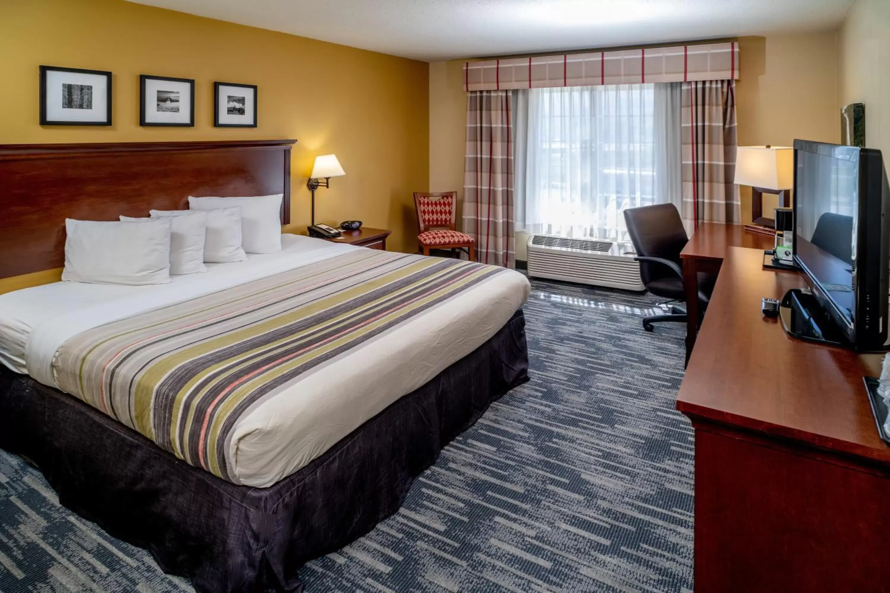 Bedroom, Bed in Country Inn & Suites by Radisson, Charleston South, WV